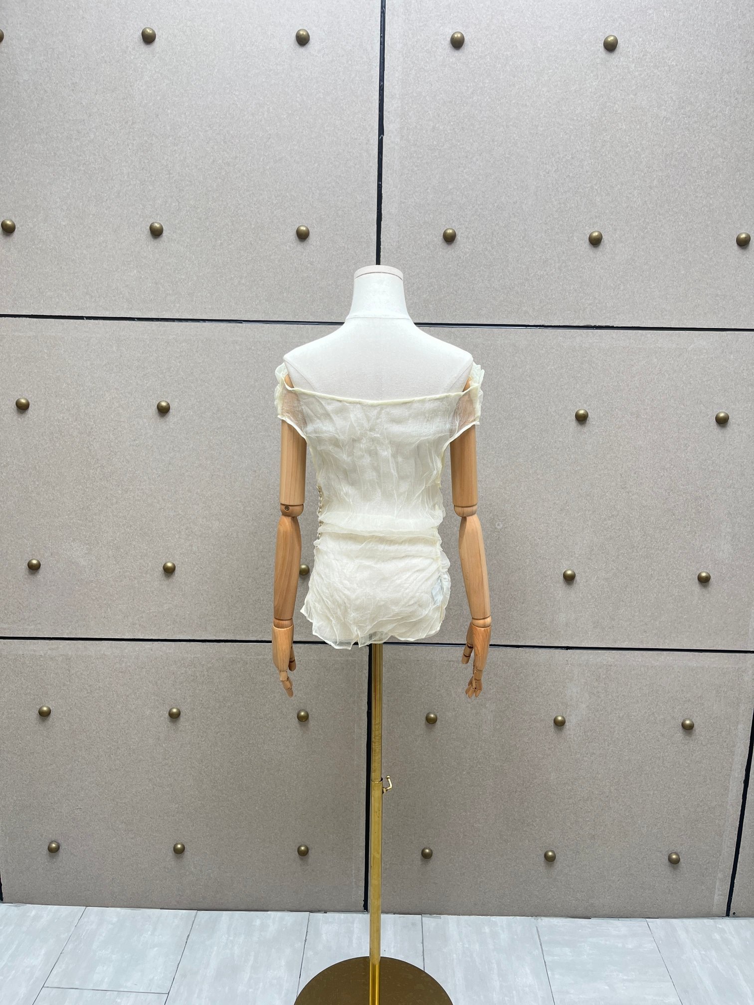 Комплект женский из органзы молочного цвета: топ с драпировкой и юбка миди с плиссировкой