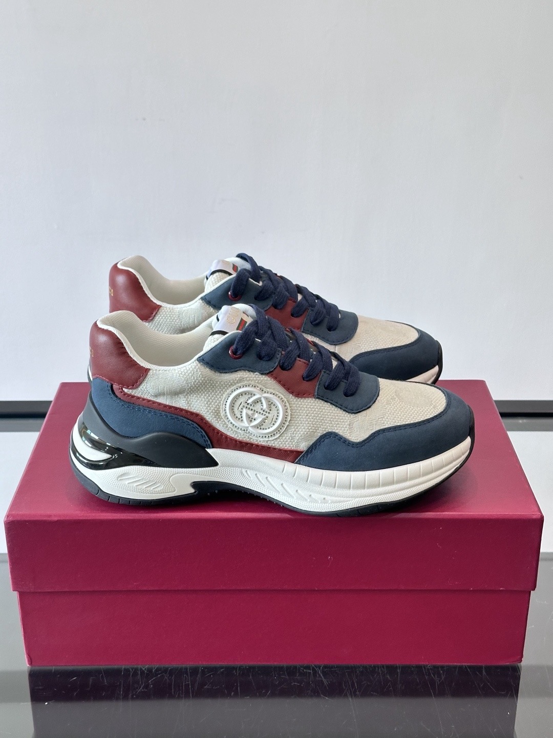 Кроссовки мужские в стиле Gucci бело-сине-красного цвета