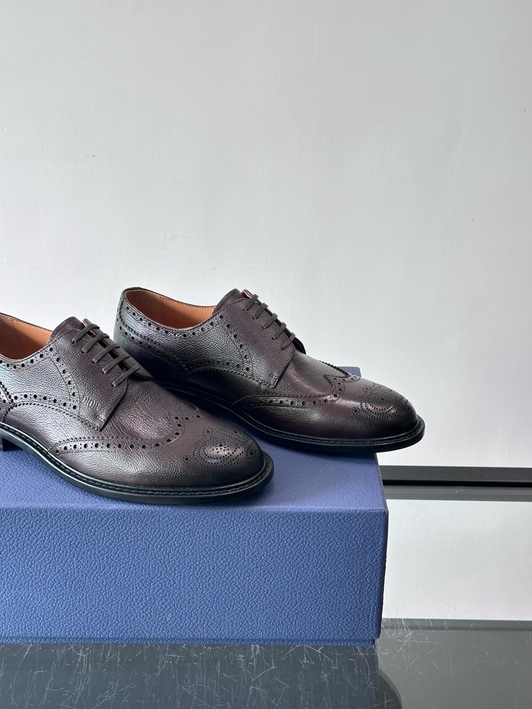 Туфли мужские в стиле Dior Oxford из натуральной кожи с перфорацией коричневого цвета