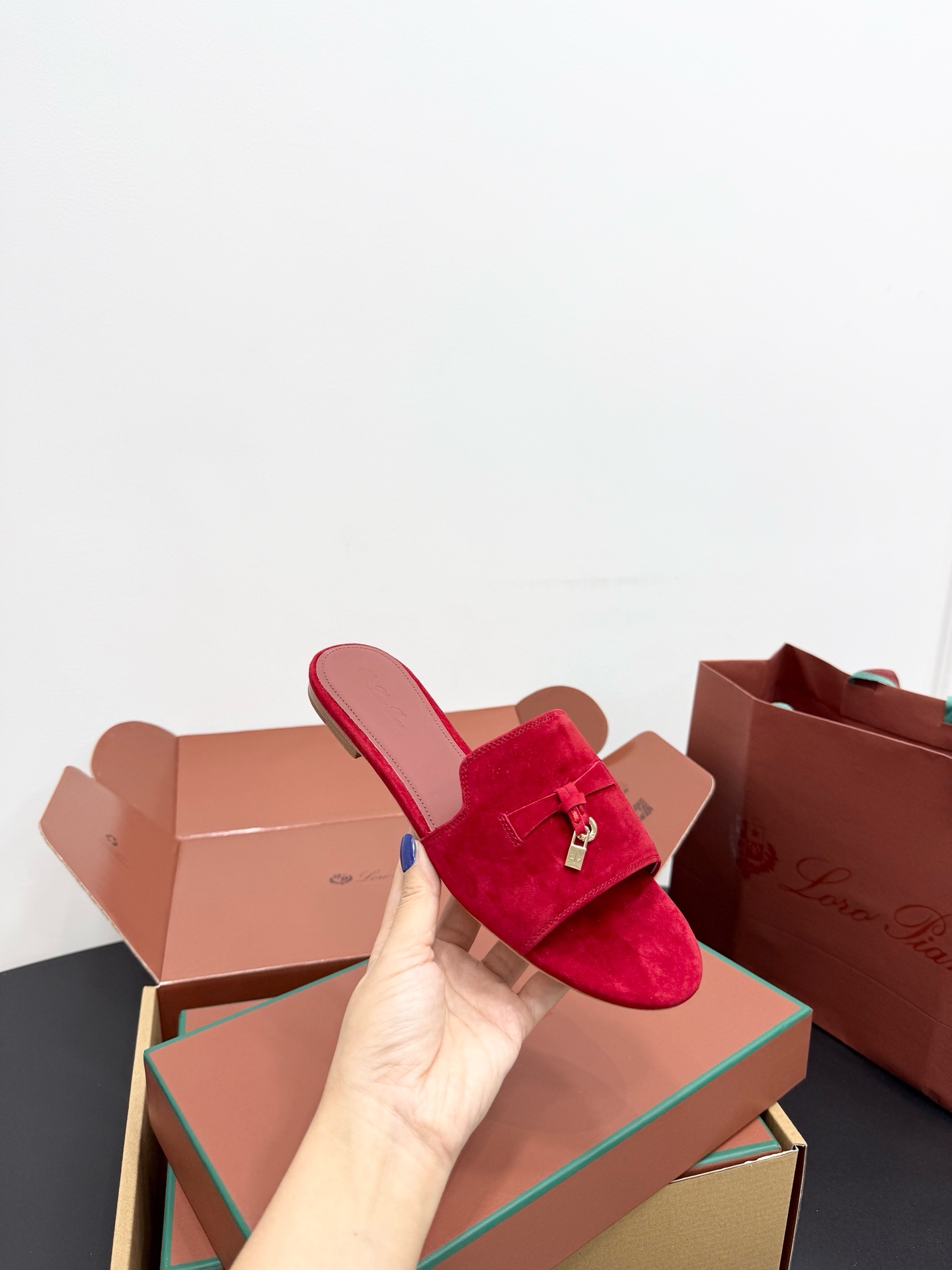 Шлепанцы женские в стиле Loro Piana My Charms красного цвета