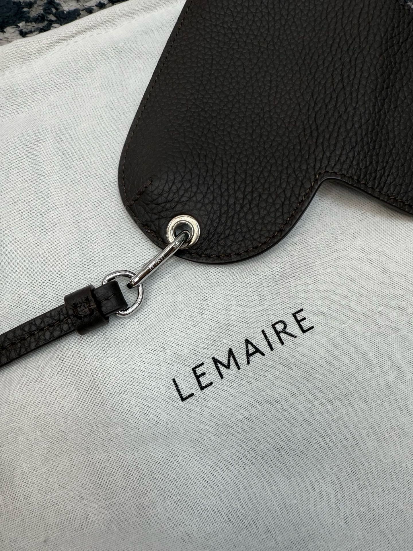 Чехол для очков Lemaire из натуральной кожи с ремешком
