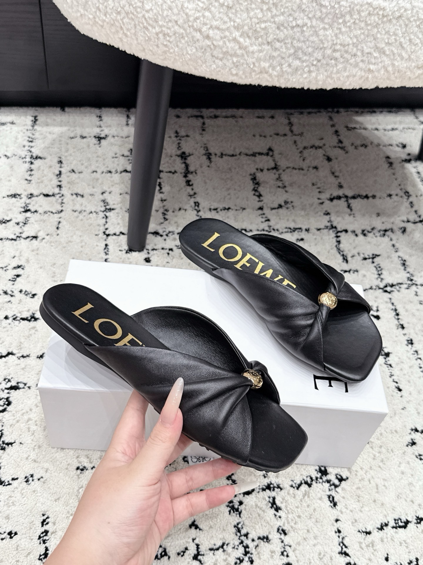 Мюли женские Loewe Pebble Soft Slide чёрного цвета