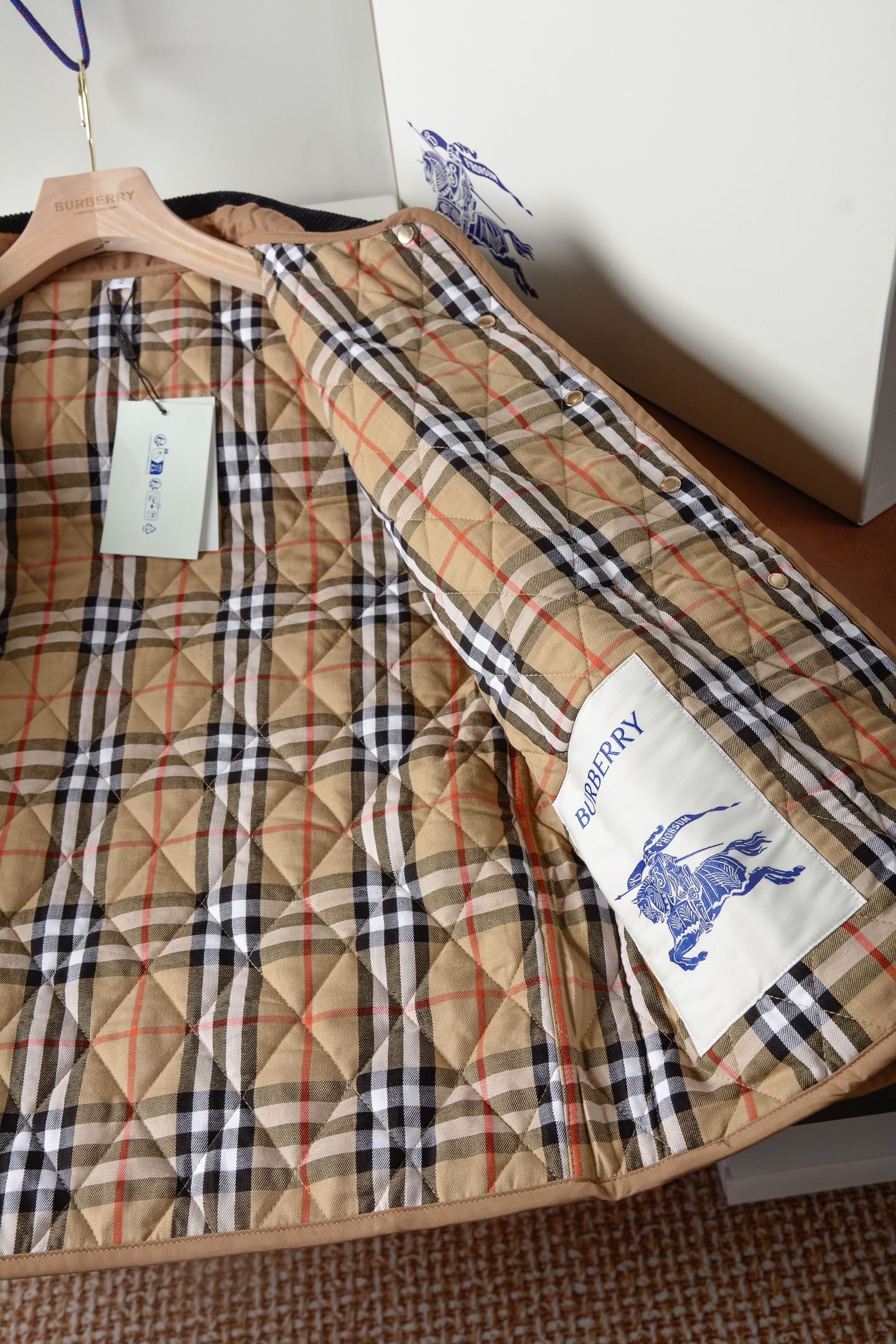 Куртка женская в стиле Burberry укороченная светло-коричневого цвета