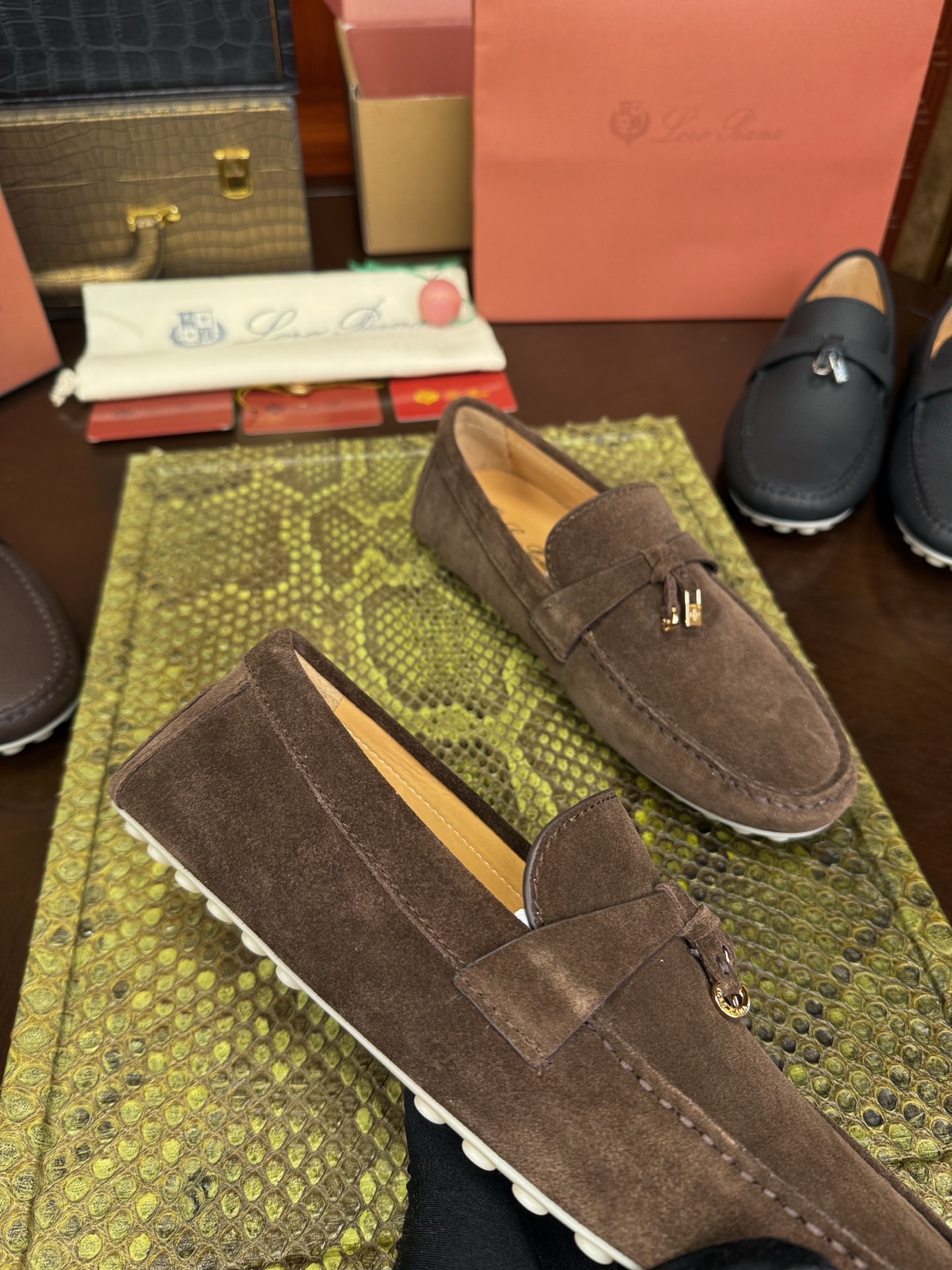 Мокасины мужские Loro Piana из натуральной замши тёмно-коричневого цвета