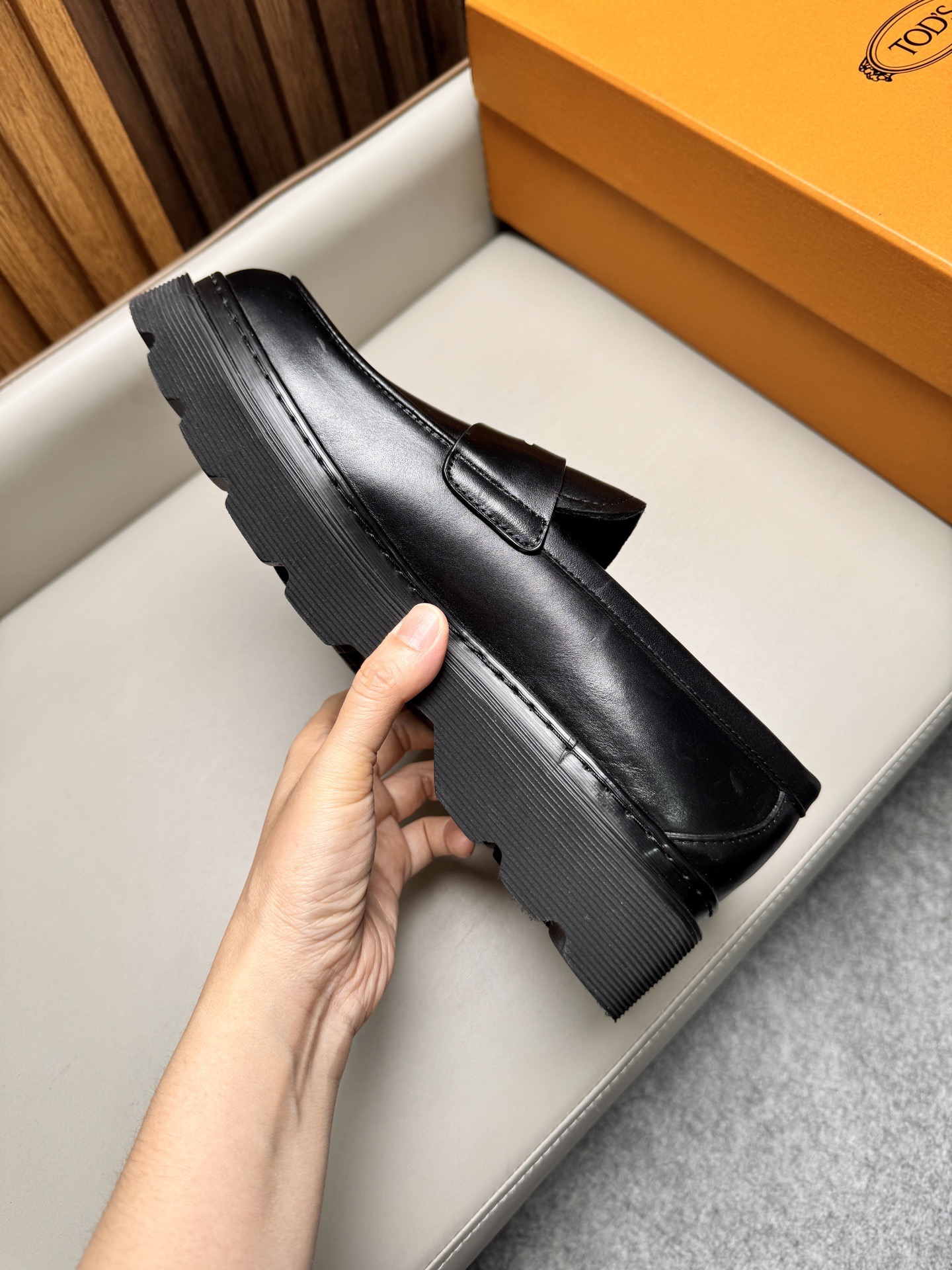 Лоферы мужские в стиле Tod’s черного цвета на массивной подошве