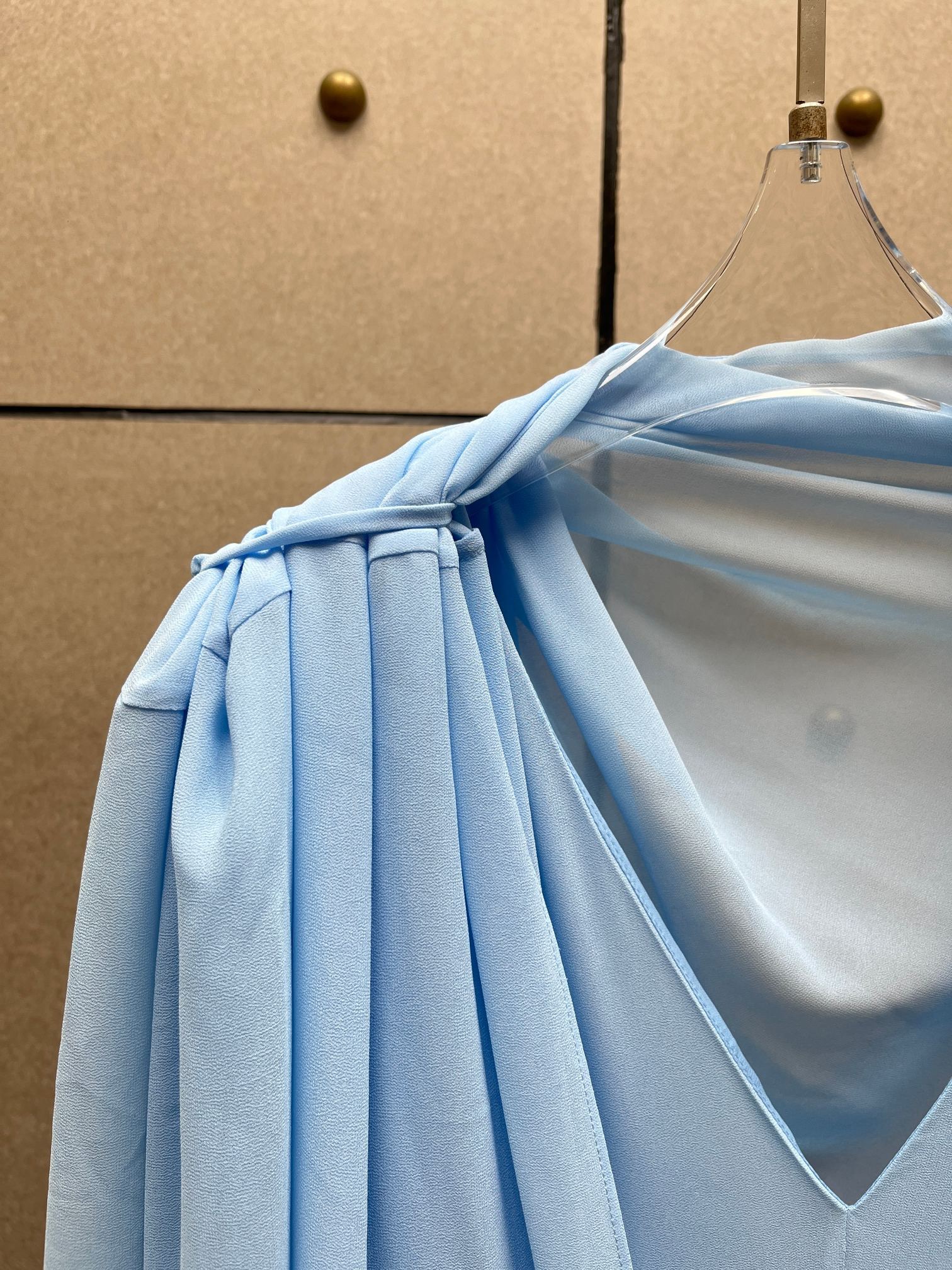 Платье женское в стиле Jacquemus из струящейся ткани голубого цвета с драпировкой и открытой спиной