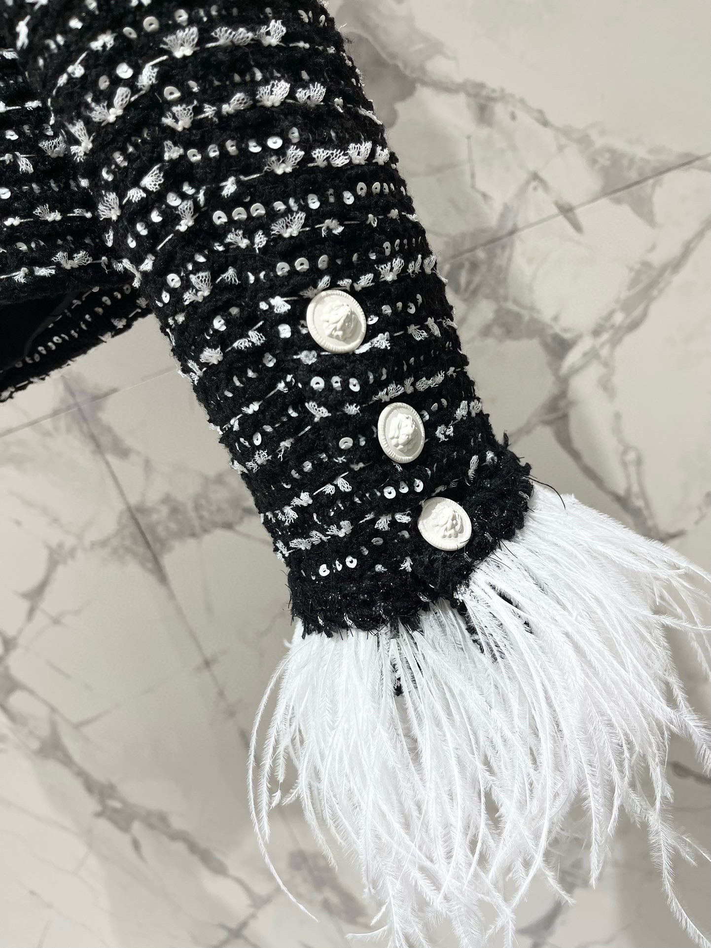 Жакет женский в стиле Chanel из твида с пайетками и отделкой перьями чёрного цвета