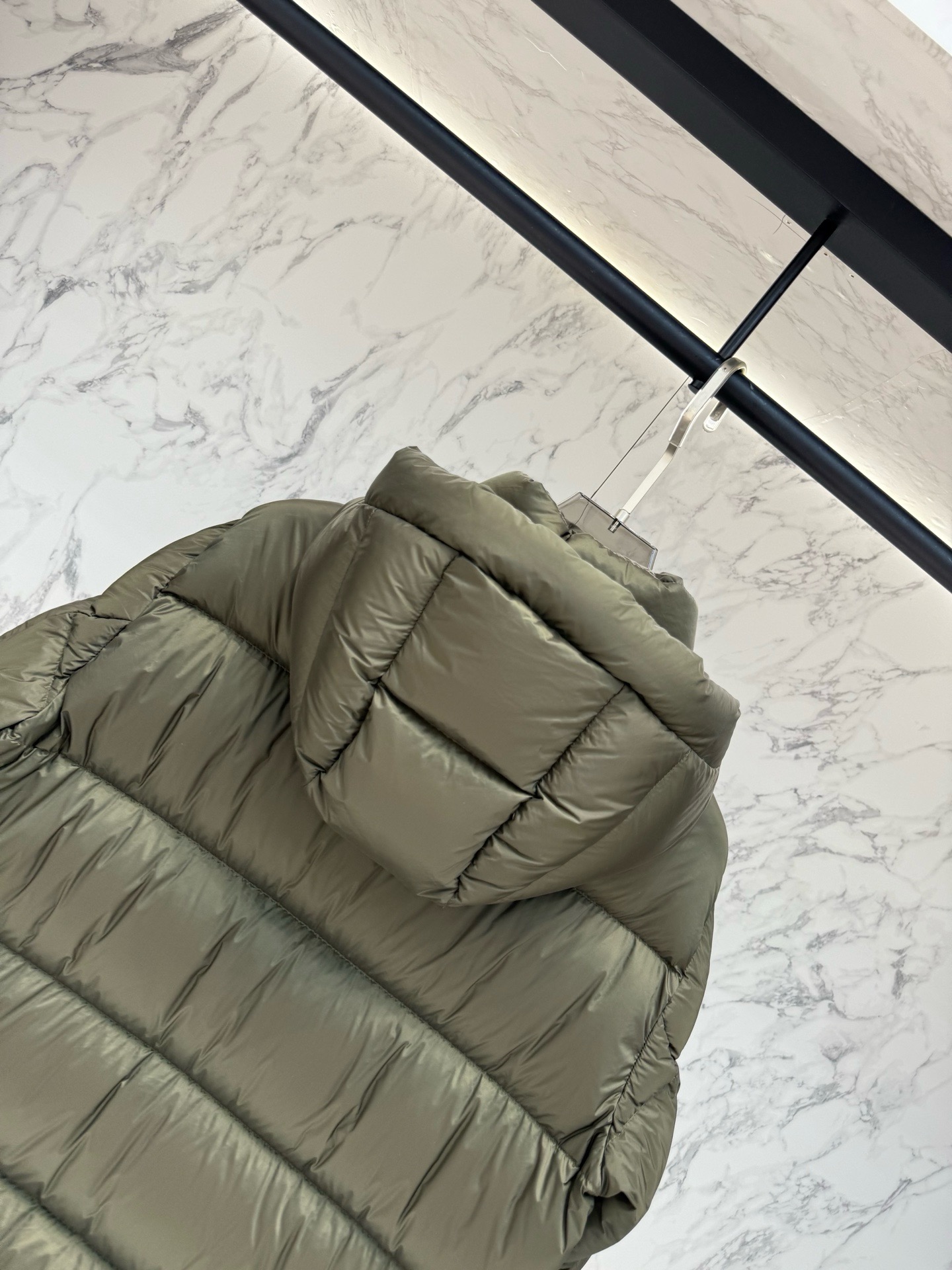 Пуховик мужской Burberry цвета хаки с капюшоном и натуральным пухом