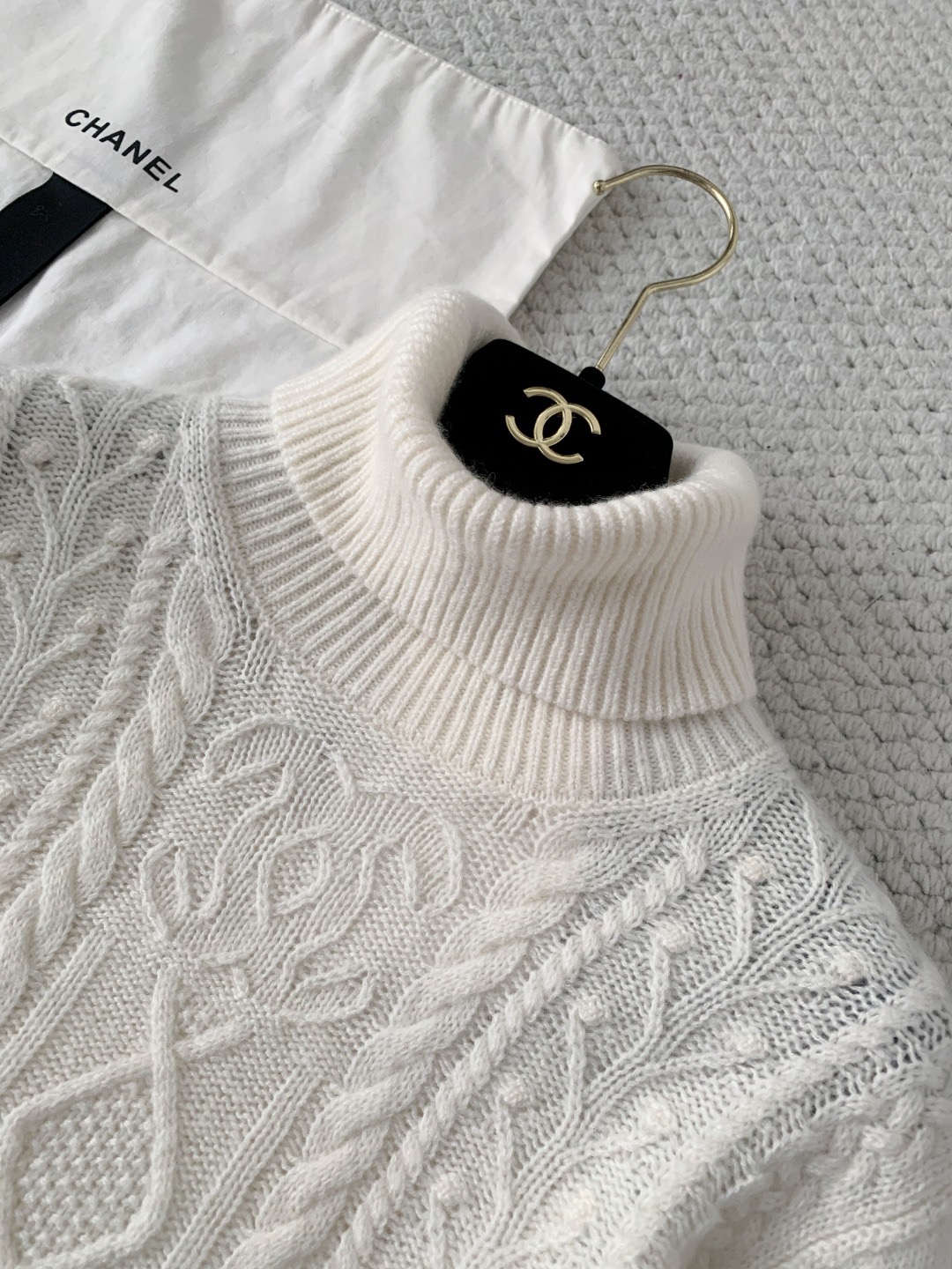 Свитер женский в стиле Chanel с высоким воротником и рельефной вязкой молочного цвета