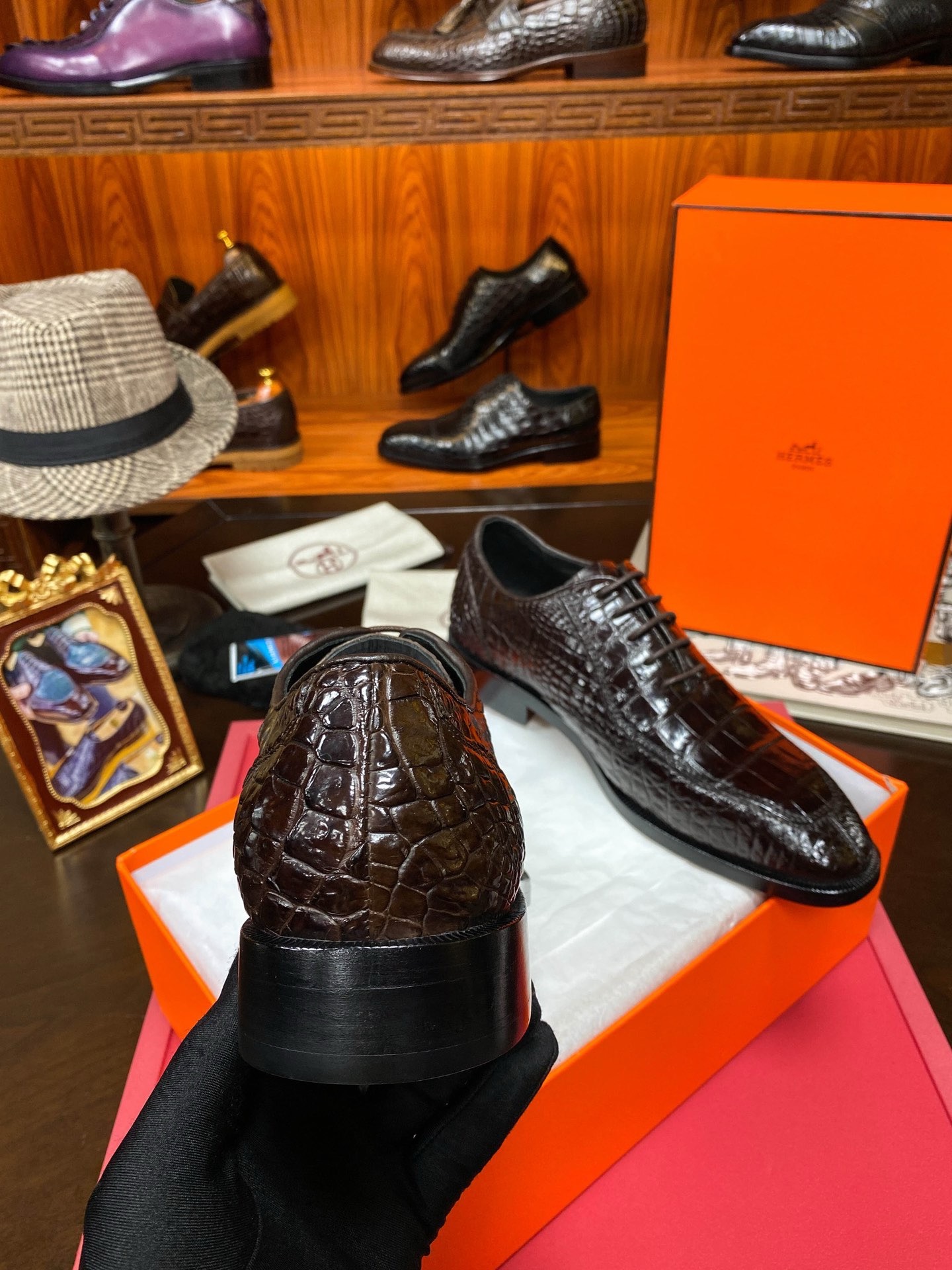 Туфли мужские Hermès из цельнокроеной кожи крокодила тёмно-коричневого цвета