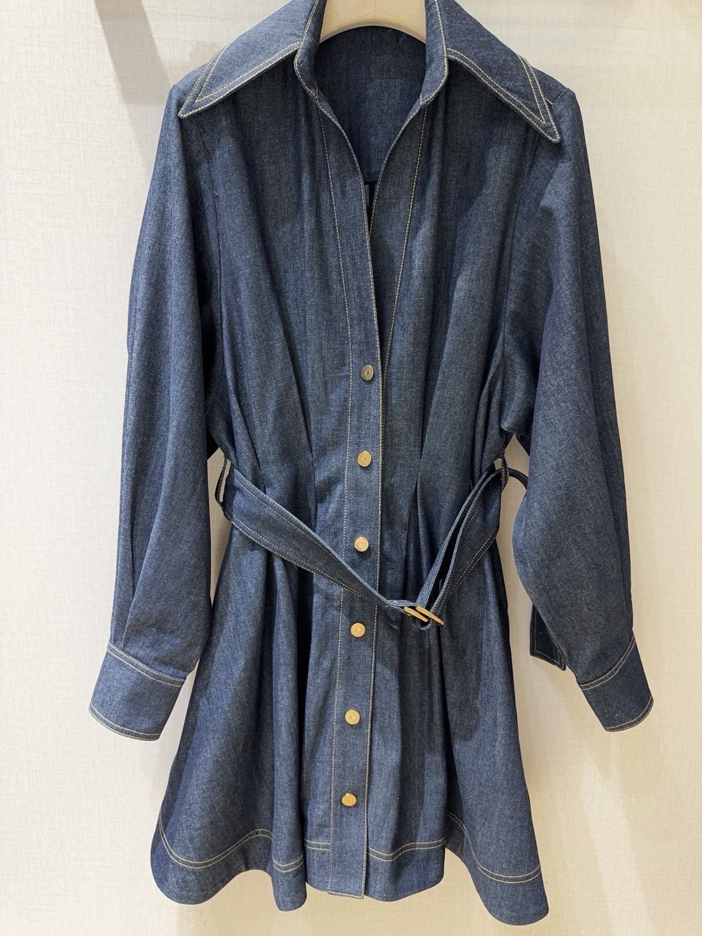 Платье женское в стиле Zimmermann  из денима тёмно-синего цвета с поясом