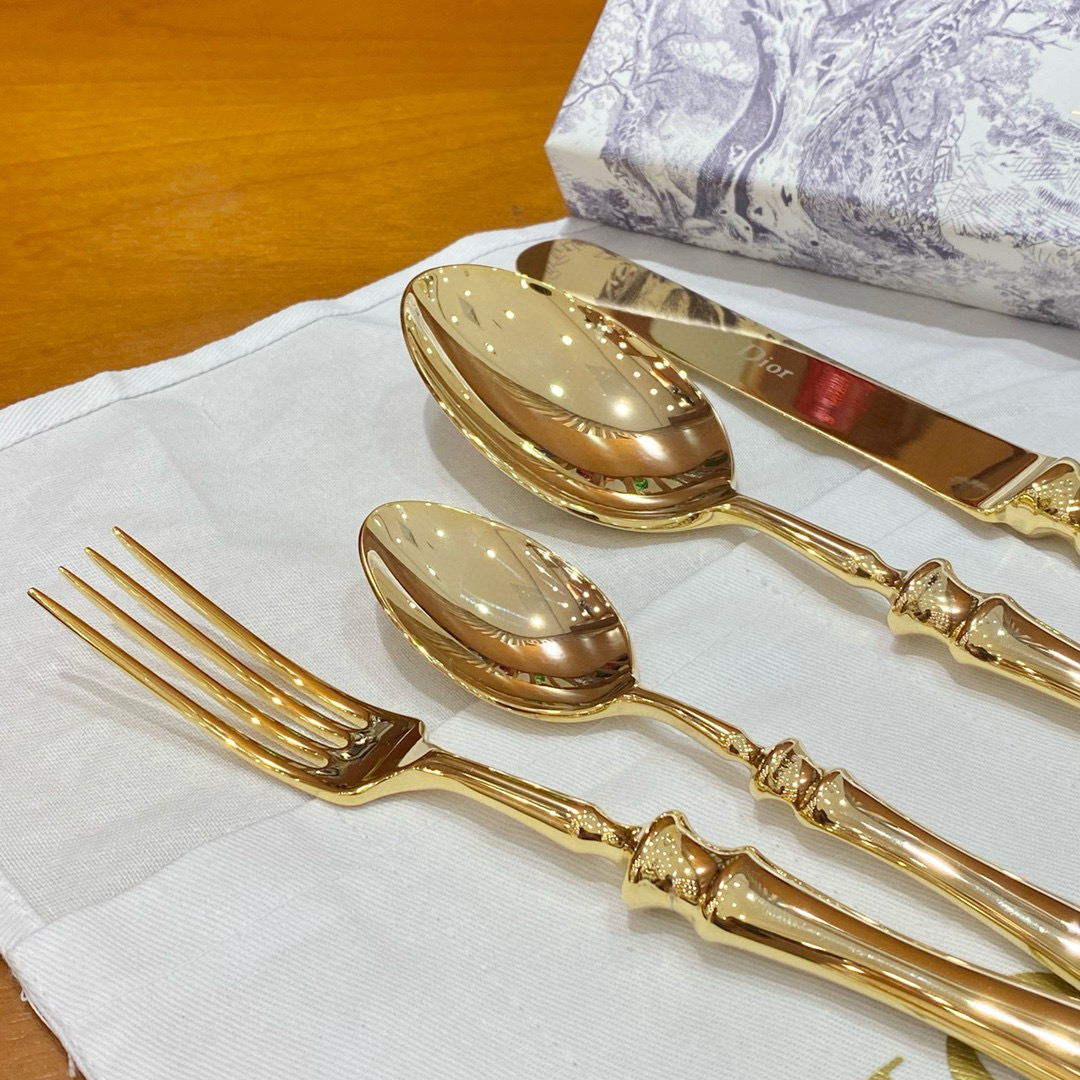 Набор столовых приборов в стиле Dior золотого цвета