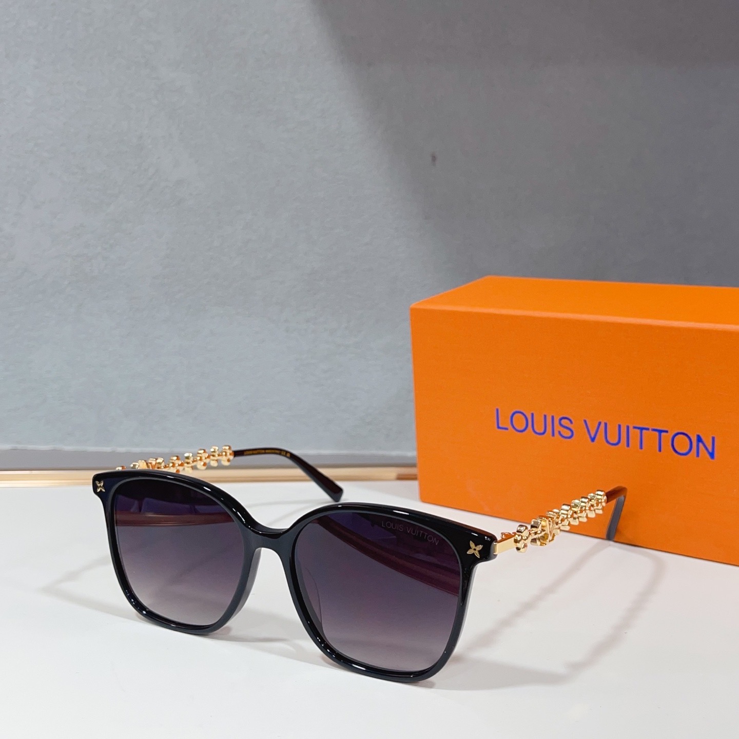 Очки солнцезащитные женские в стиле Louis Vuitton