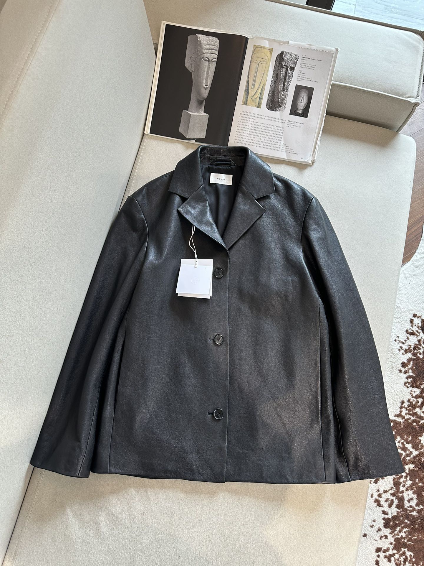 Куртка женская в стиле The Row из натуральной кожи чёрного цвета с минималистичным кроем