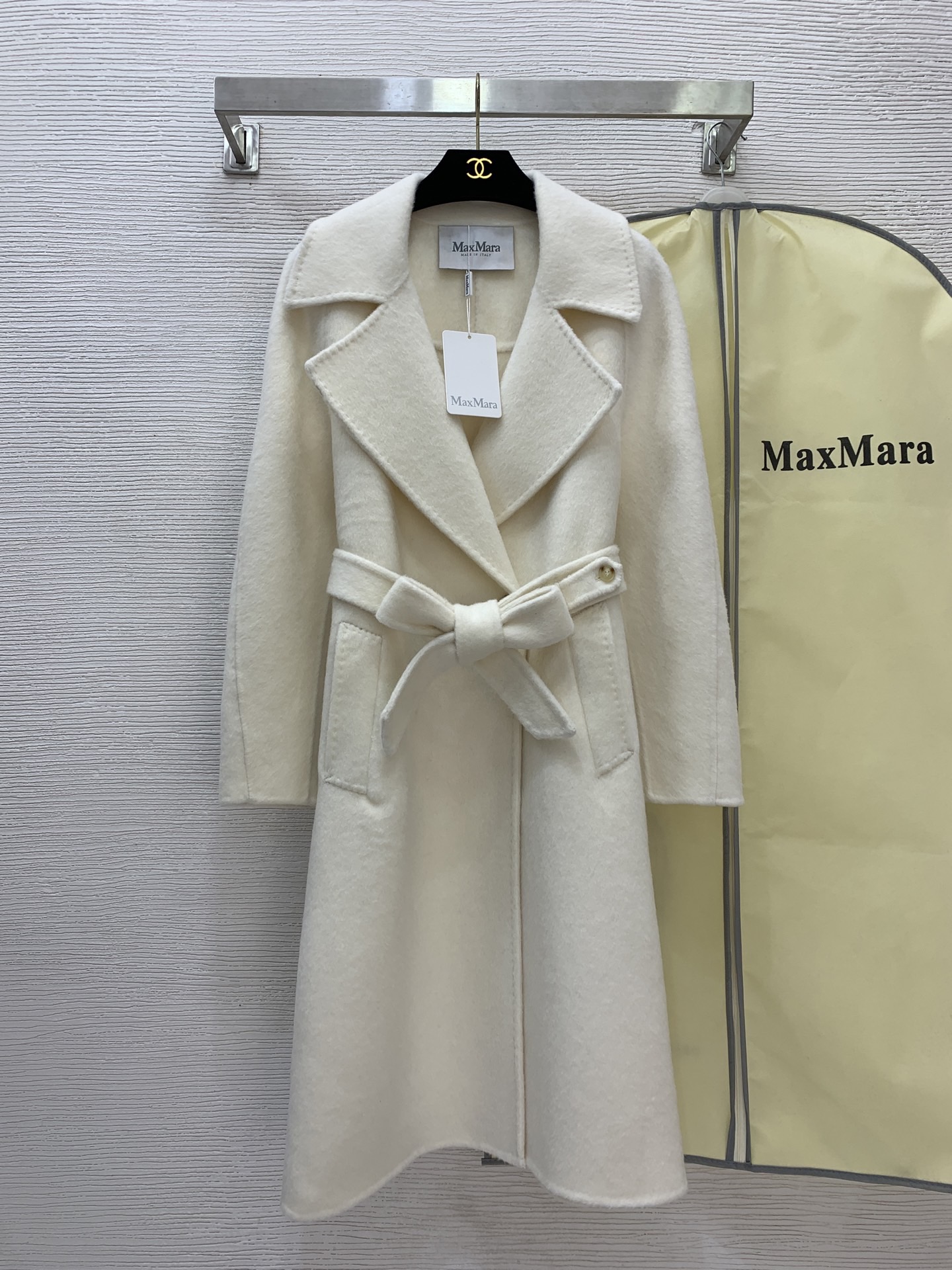 Пальто женское в стиле Max Mara молочного цвета с поясом