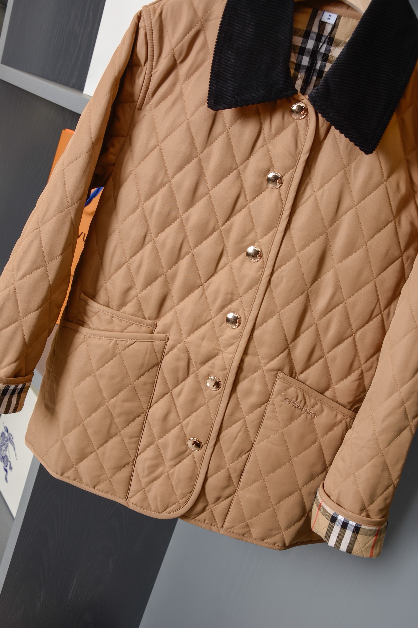 Куртка женская в стиле Burberry укороченная светло-коричневого цвета