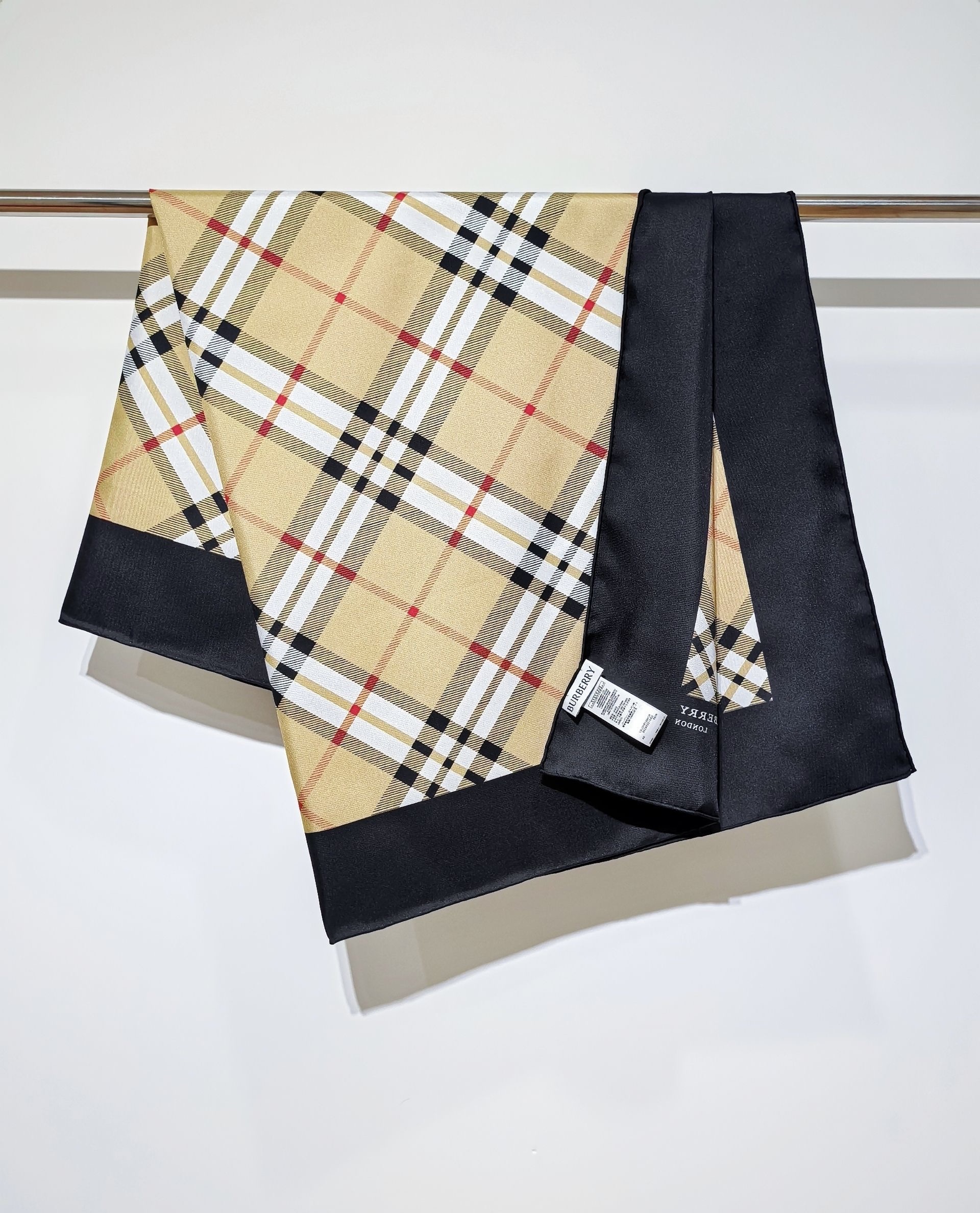 Платок женский в стиле Burberry из натурального шелка в клетку бежевого цвета