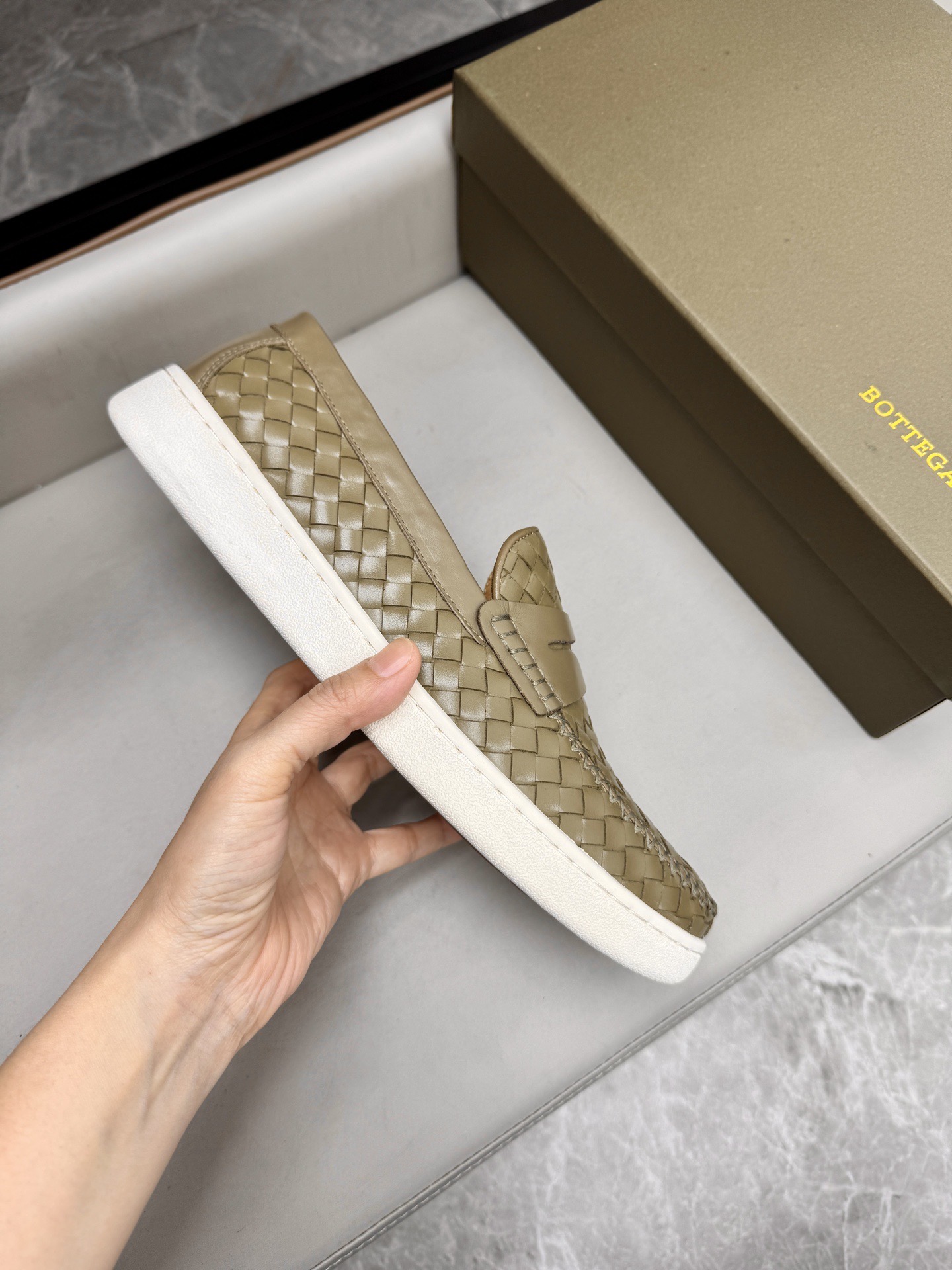 Слипоны мужские в стиле Bottega Veneta Intrecciato оливкового цвета
