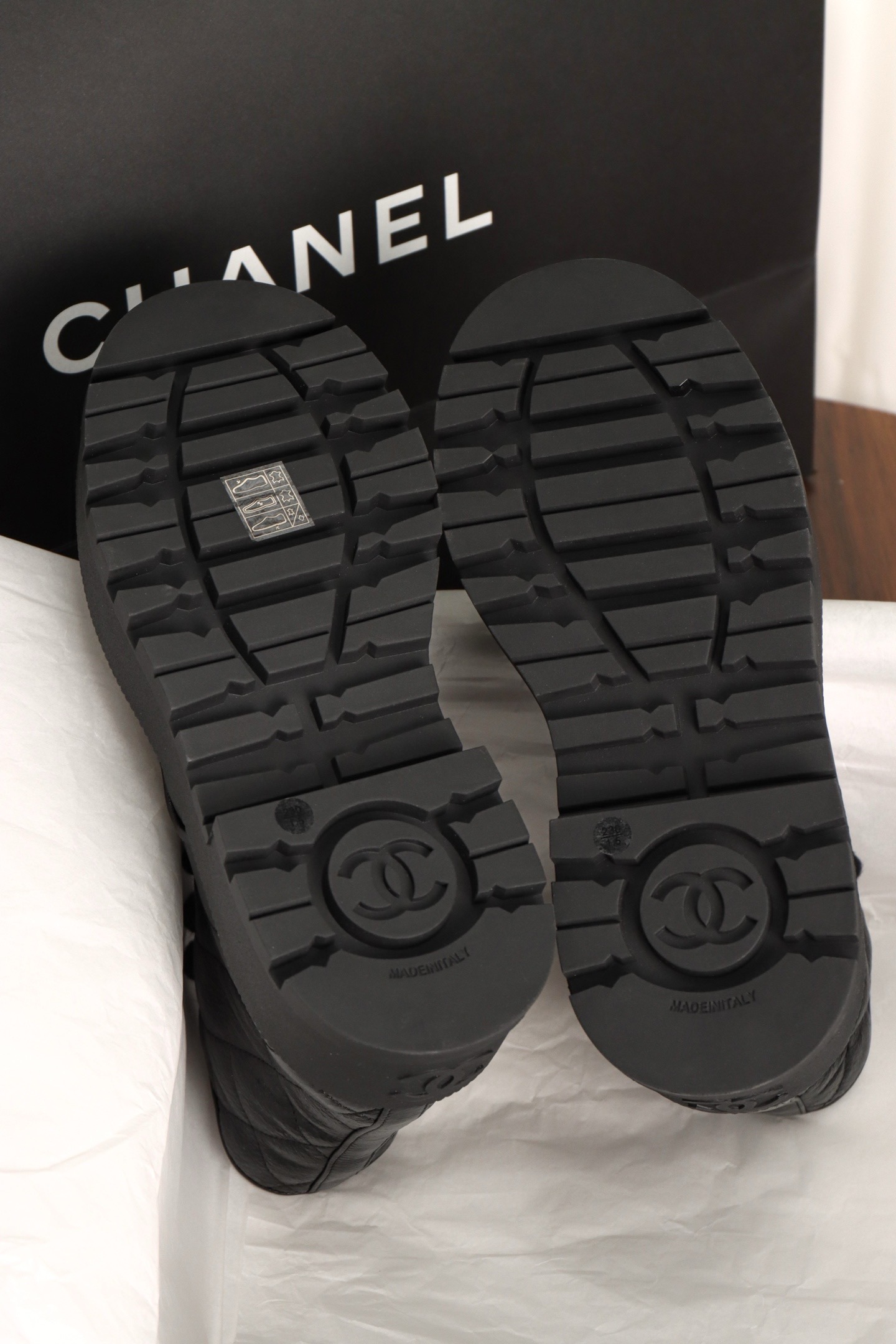 Ботинки женские Chanel чёрного цвета