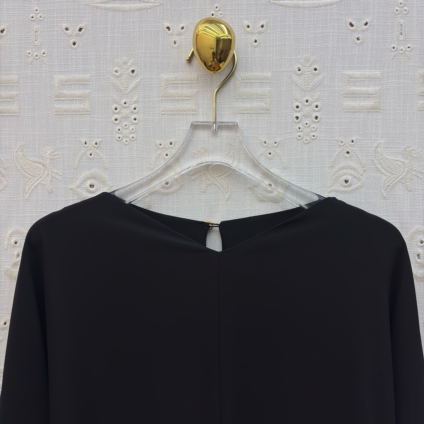 Топ женский Schiaparelli чёрного цвета с асимметричным кроем, V-образным вырезом и золотистой отделкой на рукавах