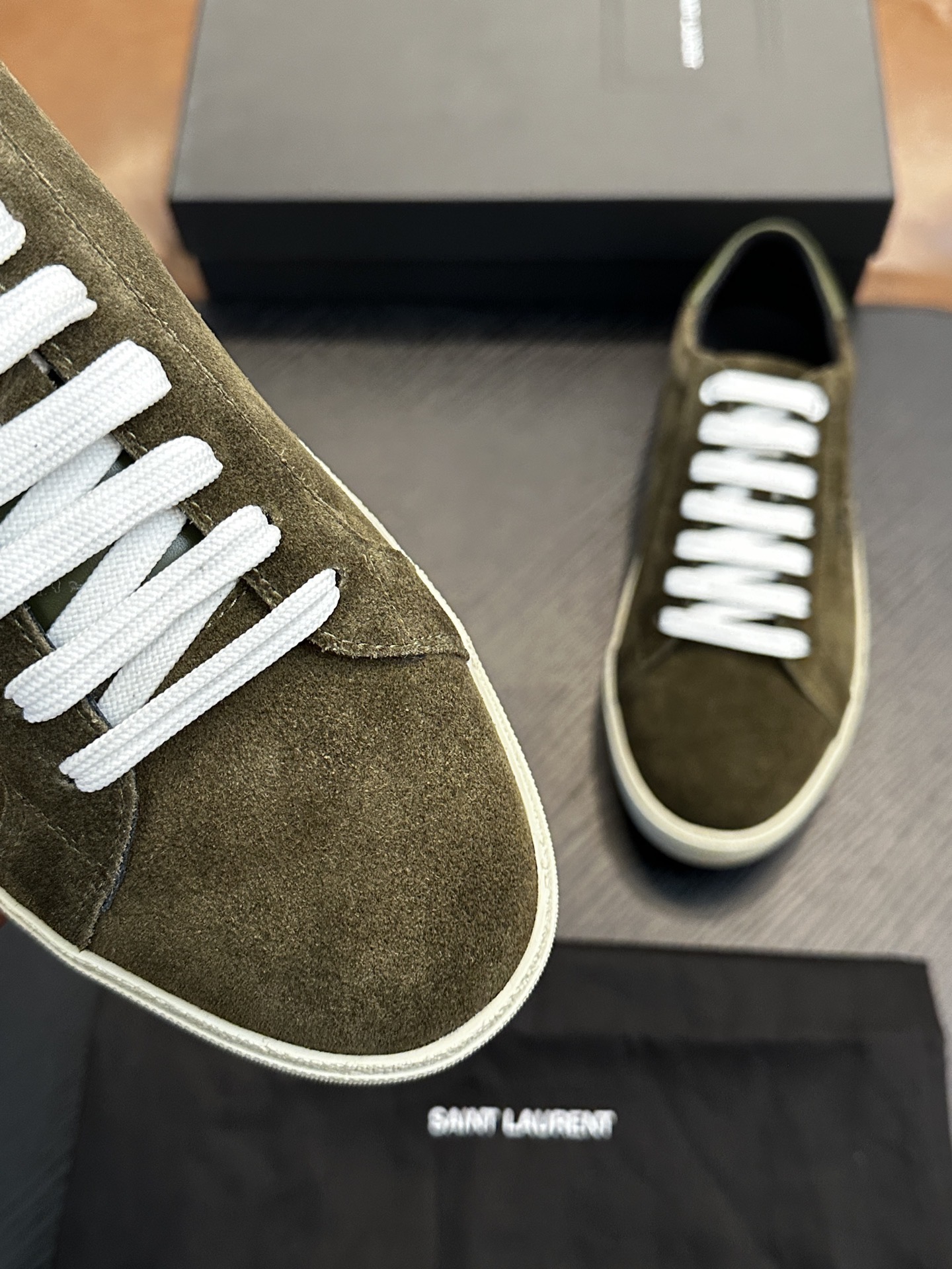 Кроссовки мужские в стиле Saint Laurent SL/61 из натуральной замши оливкового цвета