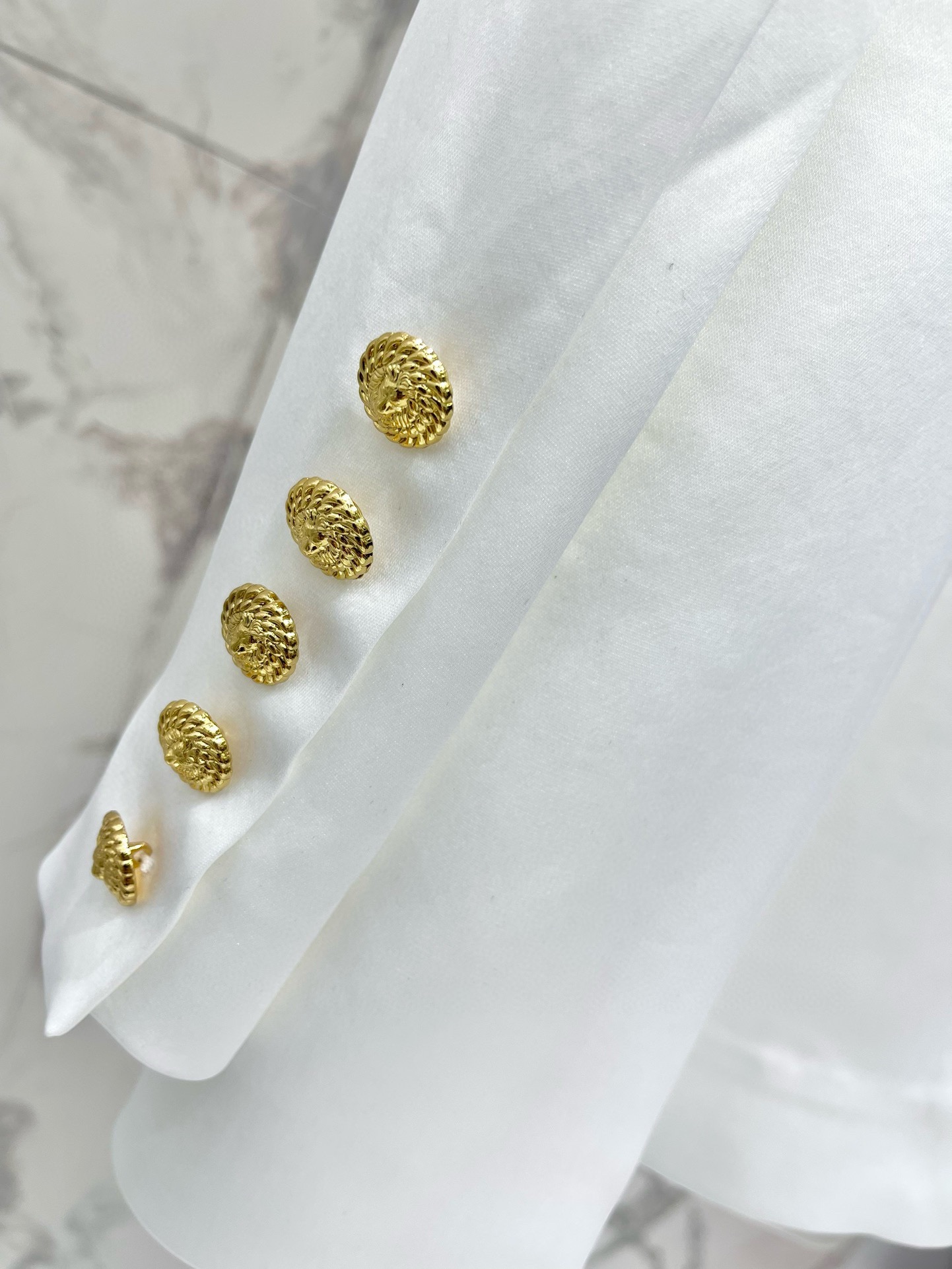 Пиджак женский в стиле Balmain белого цвета с золотыми пуговицами