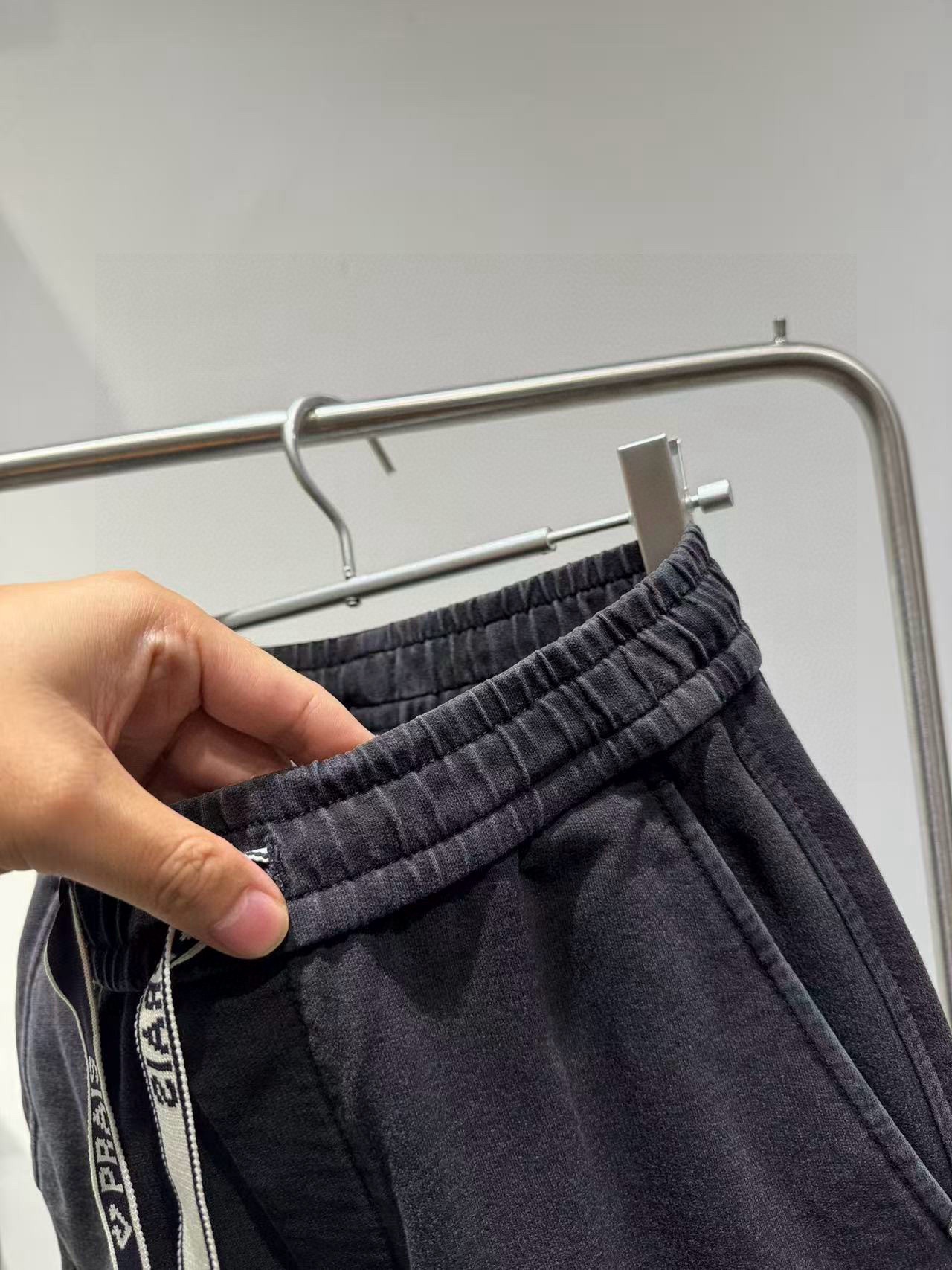 Брюки мужские в стиле Prada из денима тёмно-серого цвета с эластичным поясом