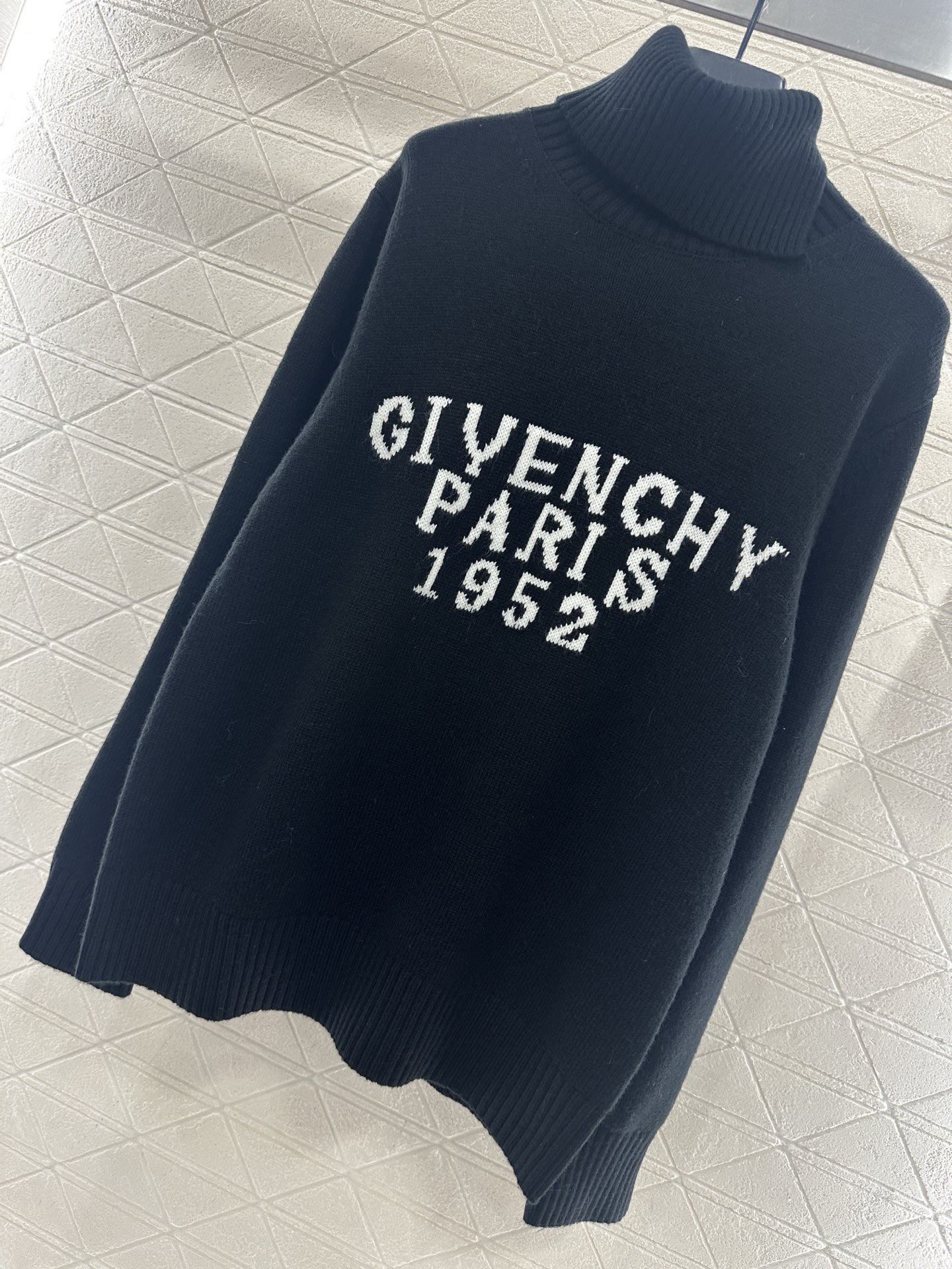 Свитер женский Givenchy Paris 1952 чёрного цвета с высоким воротом