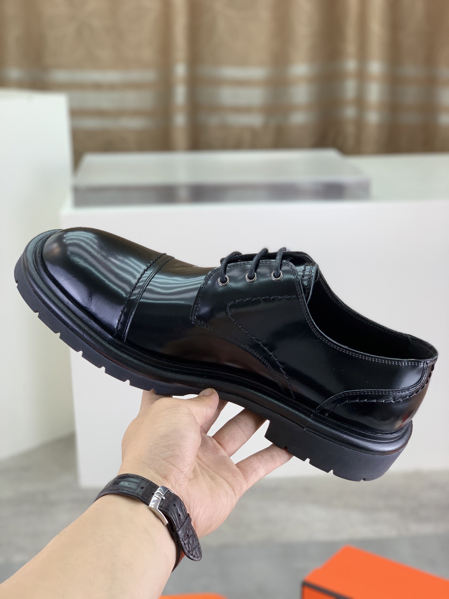 Дерби мужские в стиле Hermes из натуральной кожи черного цвета