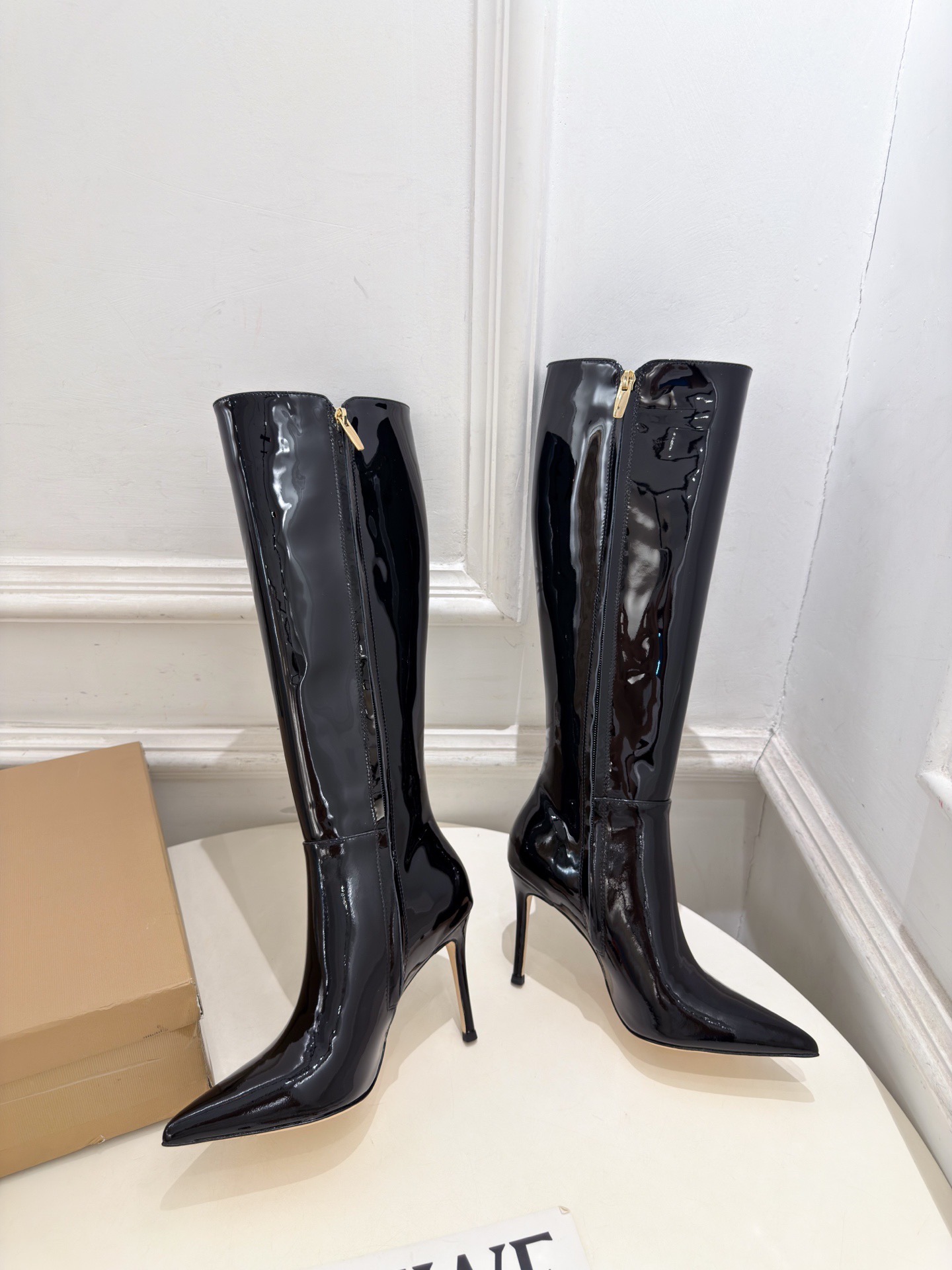 Сапоги женские Gianvito Rossi из лакированной натуральной кожи черного цвета