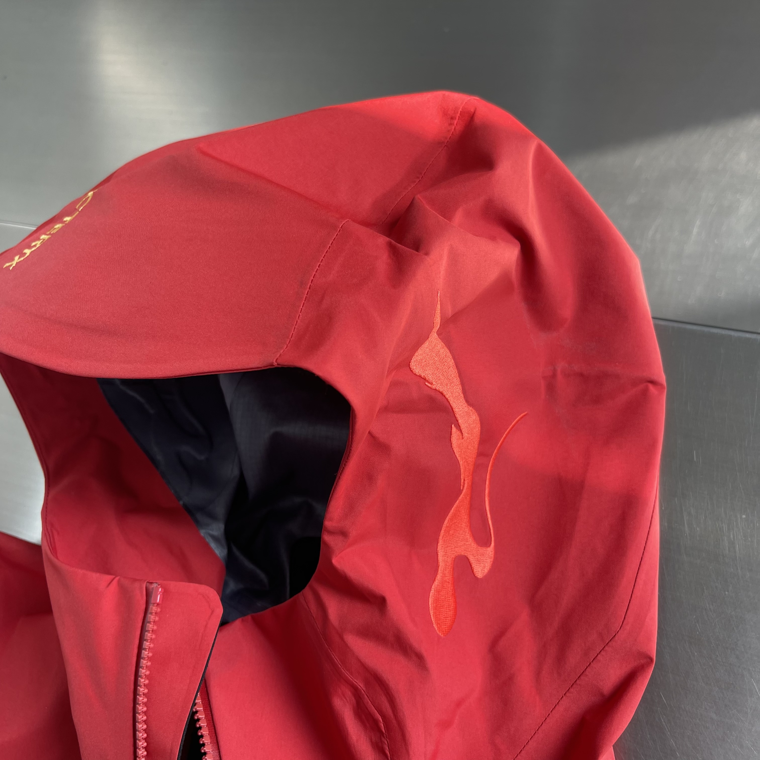 Куртка унисекс в стиле Arc’teryx Alpha SV  красного цвета с вышивкой