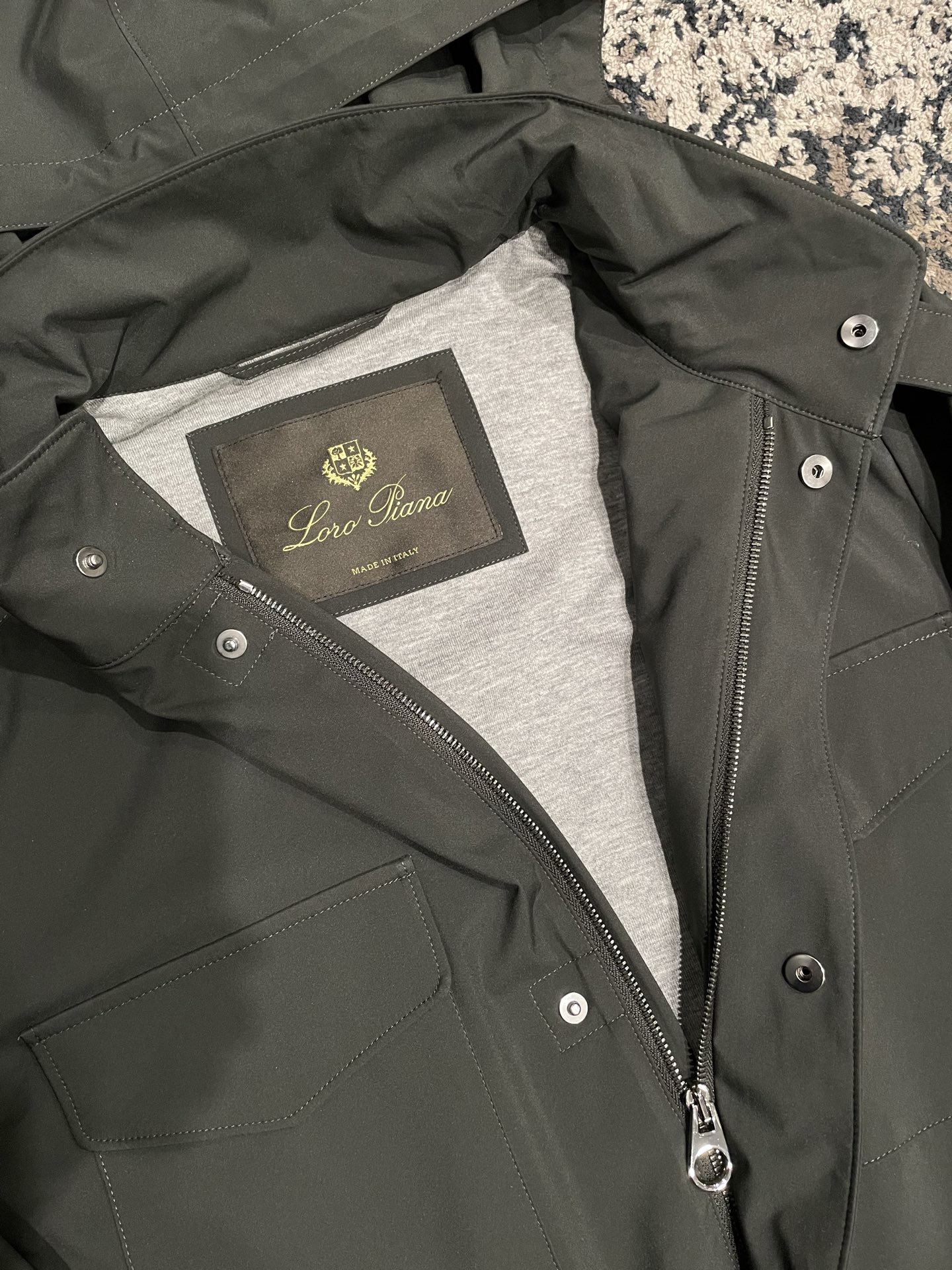 Куртка мужская в стиле Loro Piana Traveller Windmate® из технологичной ткани серого цвета с капюшоном