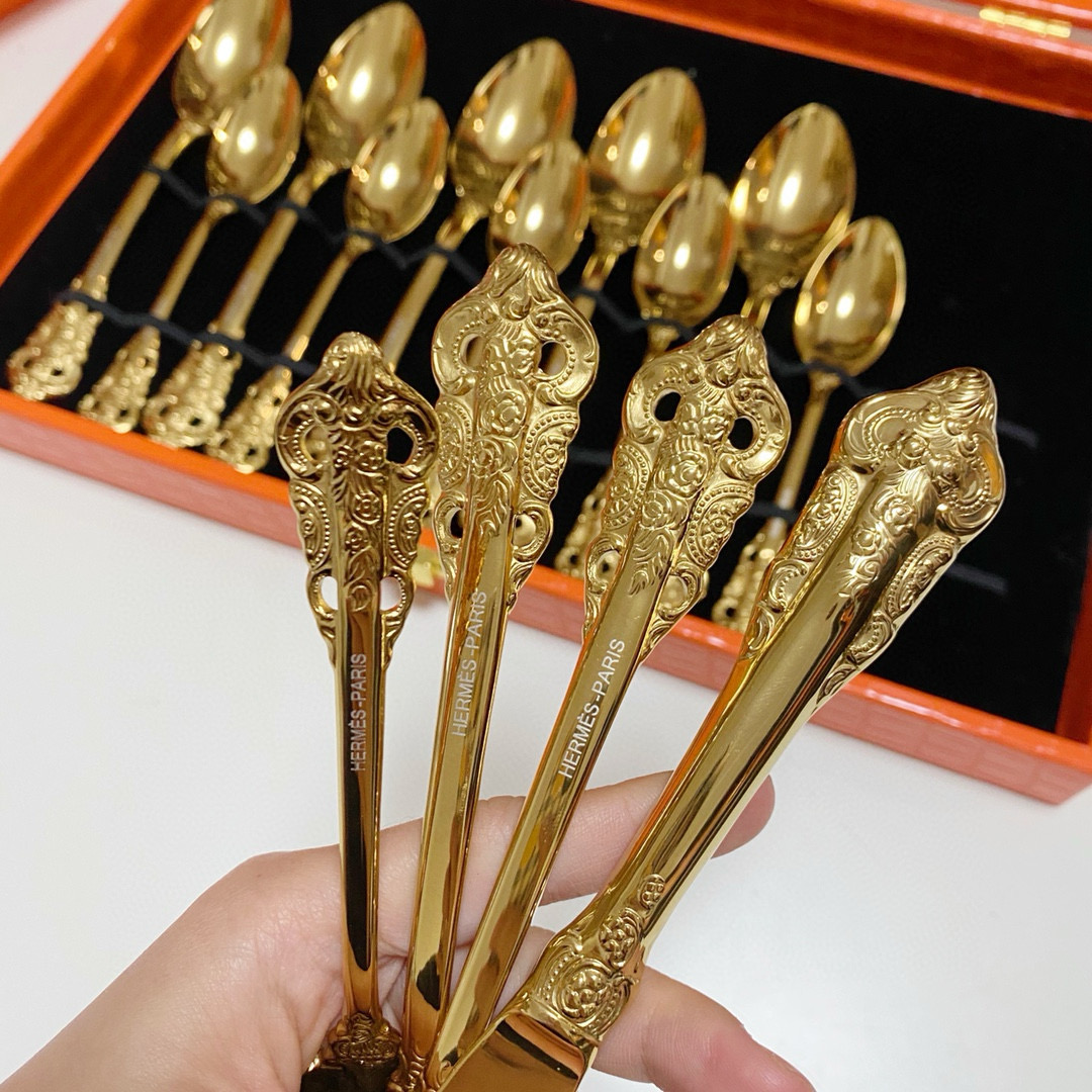 Набор столовых приборов в стиле Hermès  с декоративными ручками в подарочном кейсе (24 предмета) золотого цвета