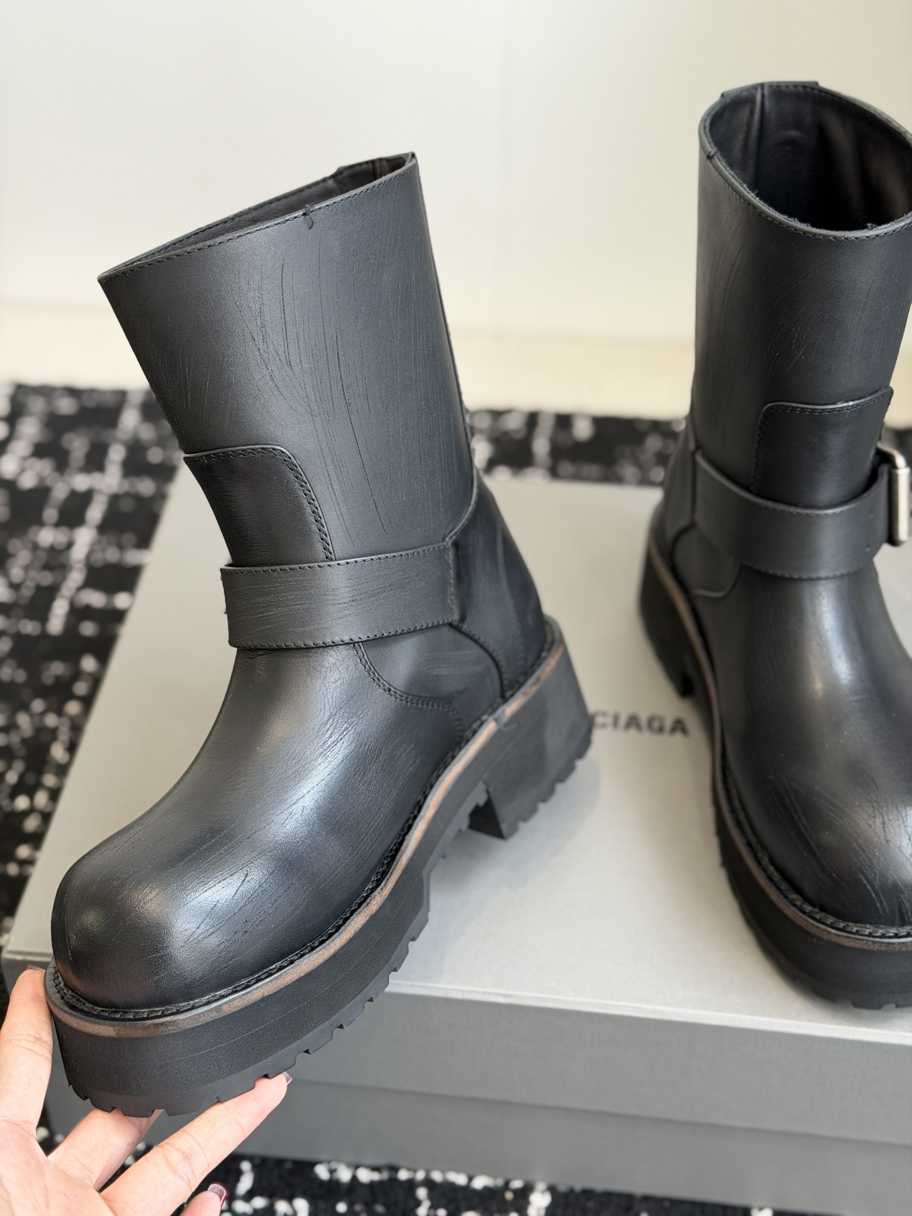 Ботинки женские Balenciaga Venom чёрного цвета