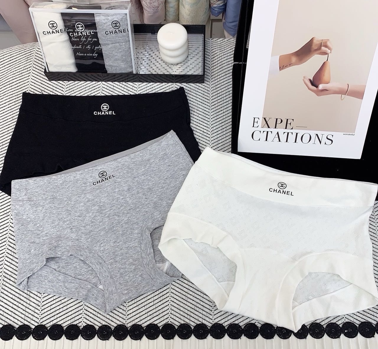 Трусы женские Chanel из хлопка и эластана в базовых цветах (набор 3 шт.)