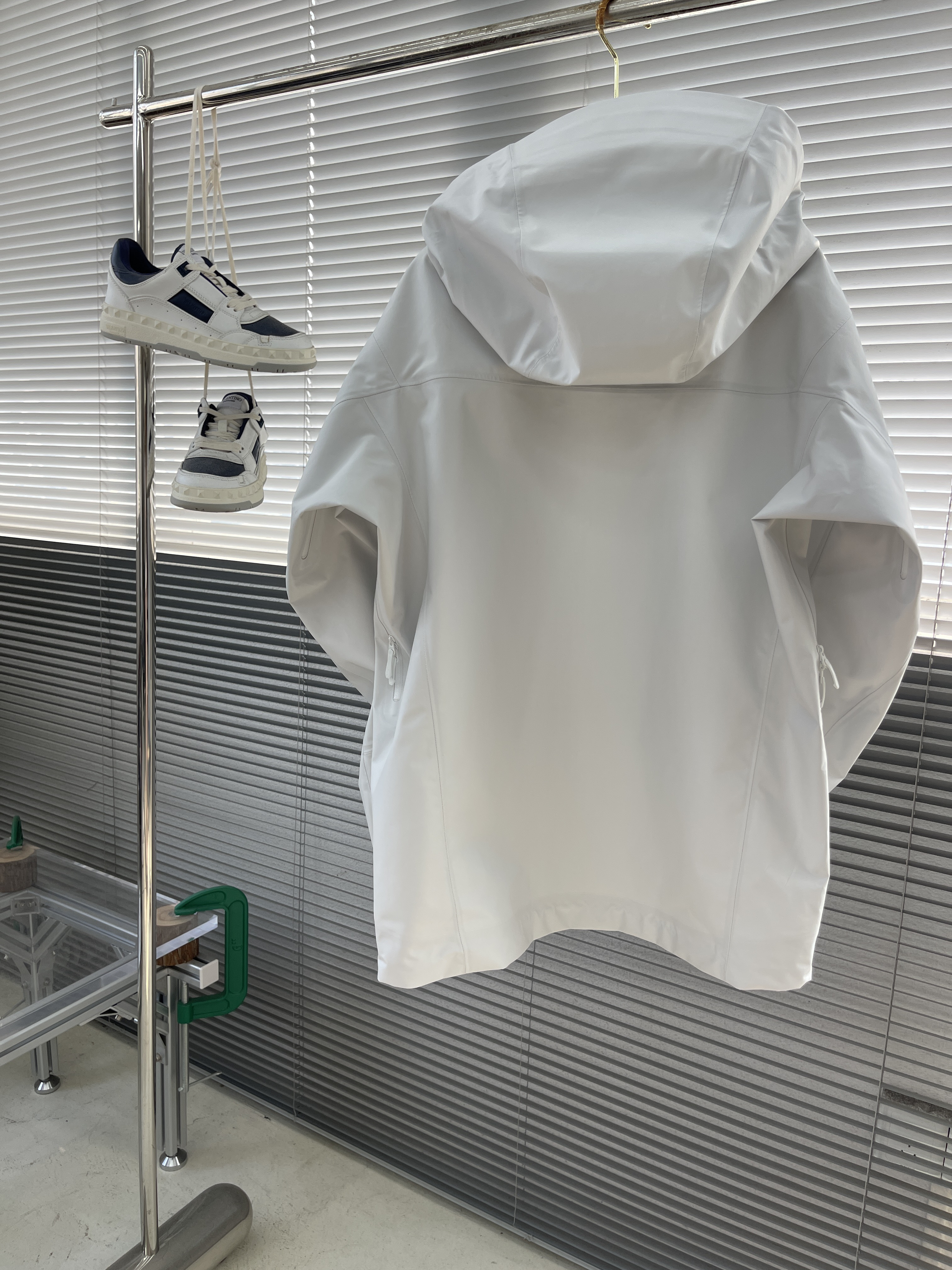 Куртка унисекс в стиле Arc'teryx Alpha SV с капюшоном белого цвета