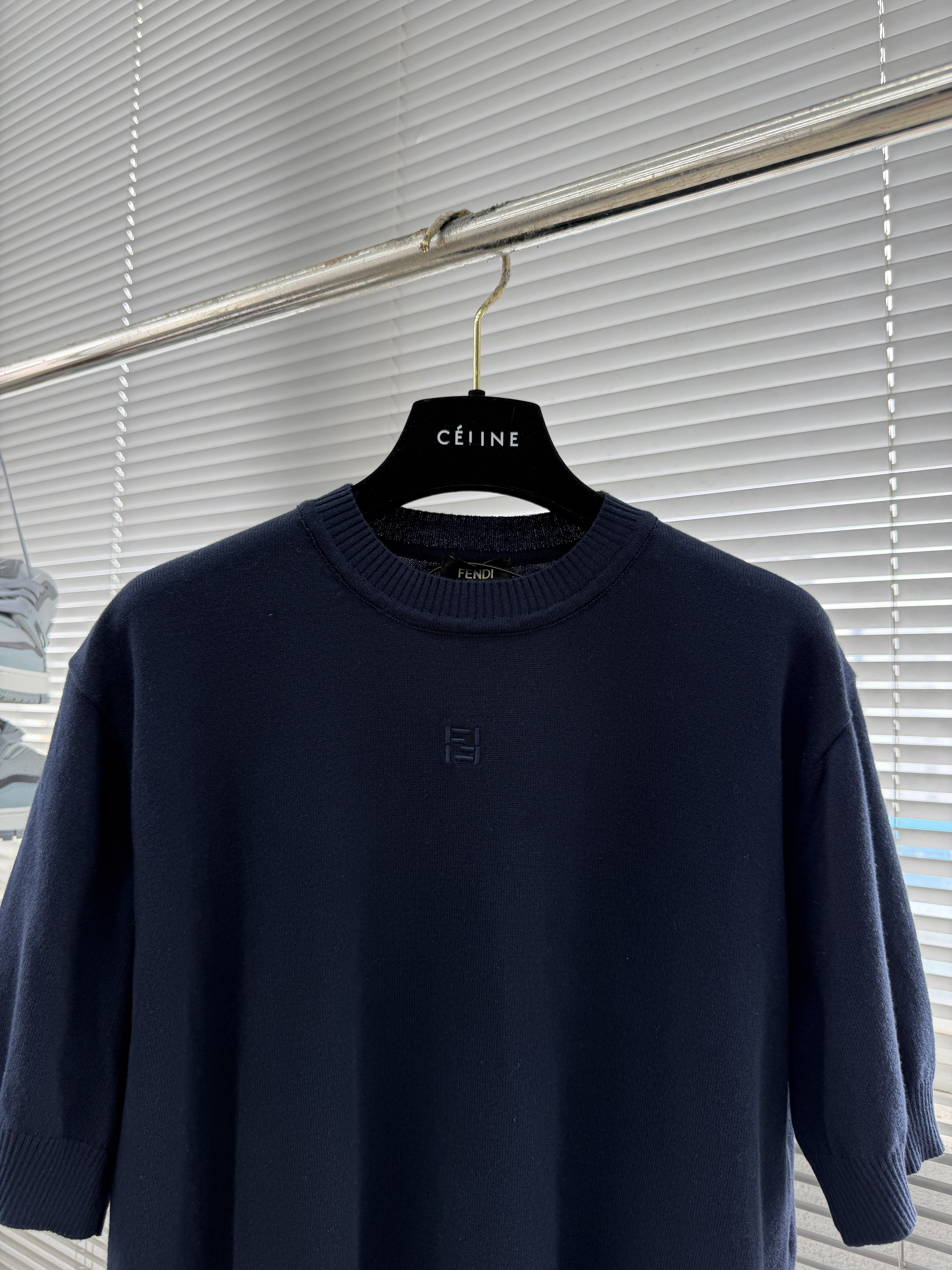 Футболка мужская в стиле Fendi с вышивкой логотипа тёмно-синего цвета