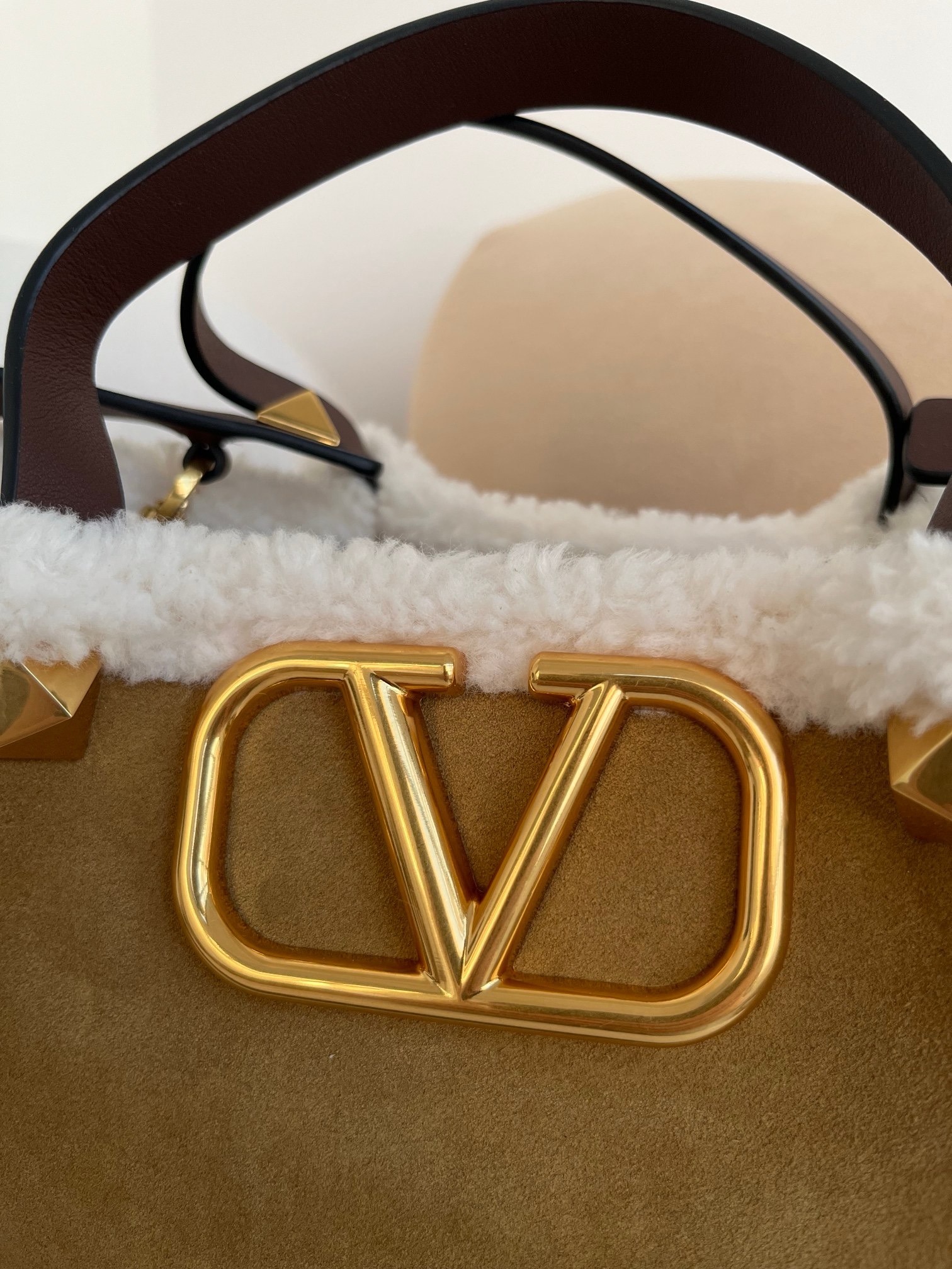 Сумка женская в стиле Valentino VLogo коричневого цвета(25 см)