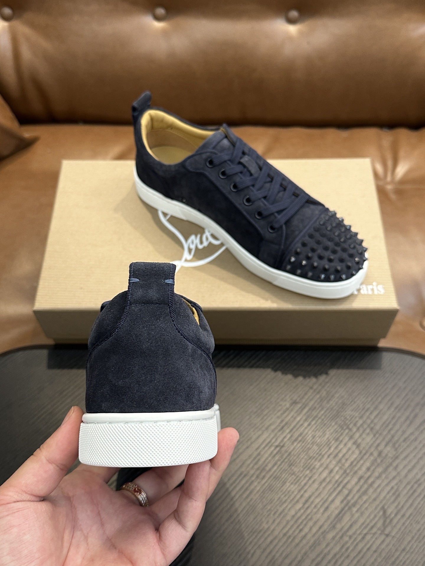 Кроссовки мужские в стиле Christian Louboutin тёмно-синего цвета с шипами и белой подошвой