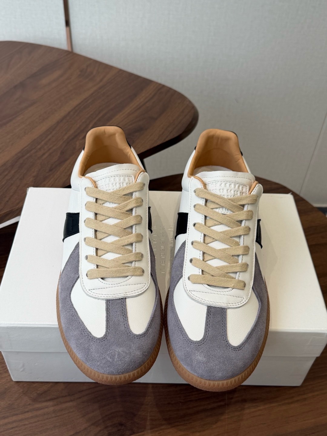 Кроссовки Maison Margiela Replica бело-серого цвета с чёрной вставкой