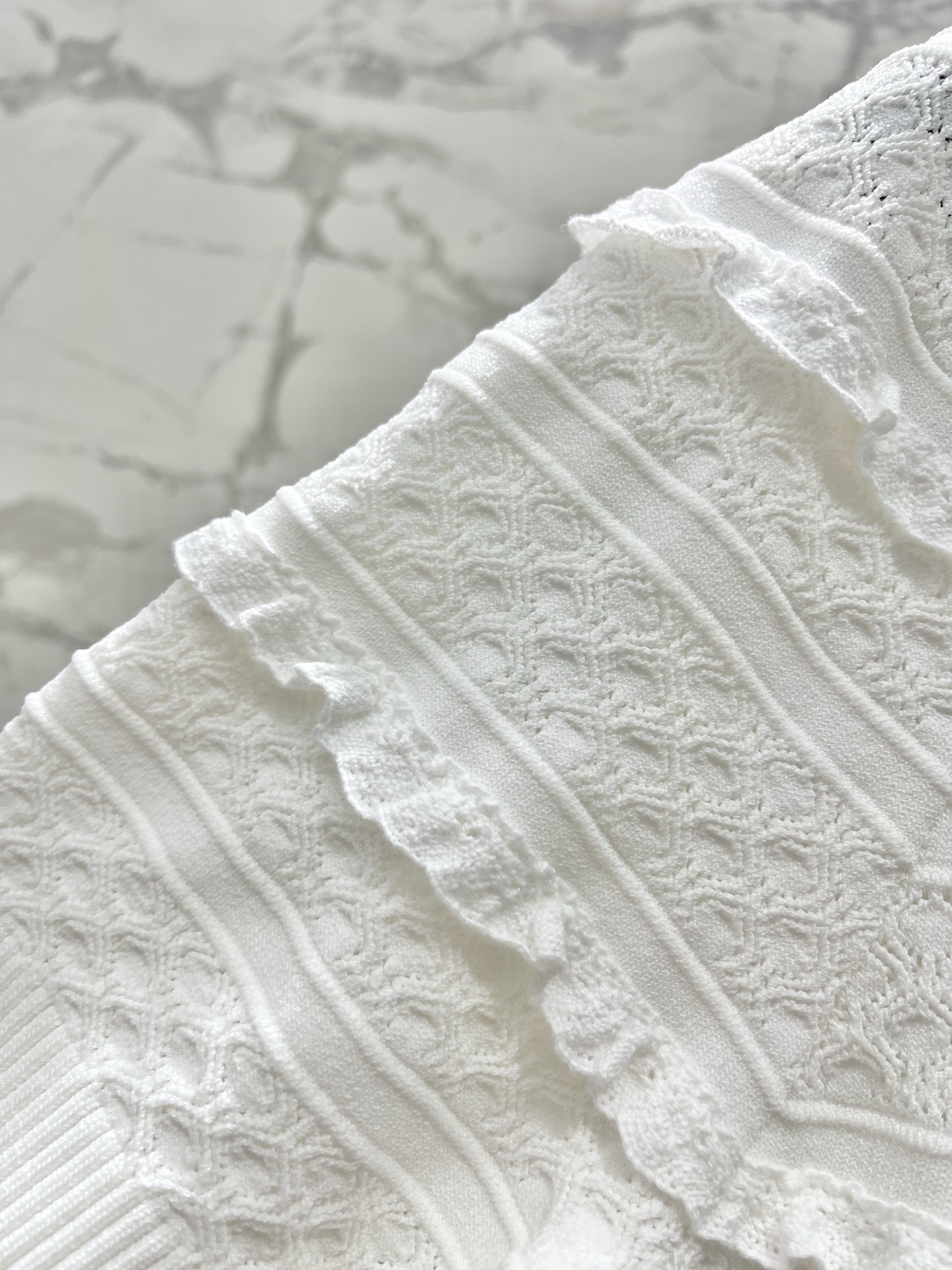 Костюм женский в стиле Self-Portrait вязаный белого цвета: топ и юбка с декором