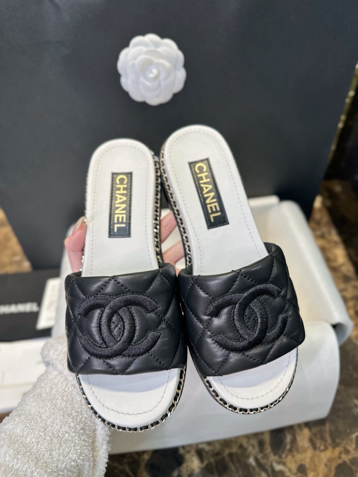 Мюли женские в стиле Chanel 25P чёрно-белого цвета