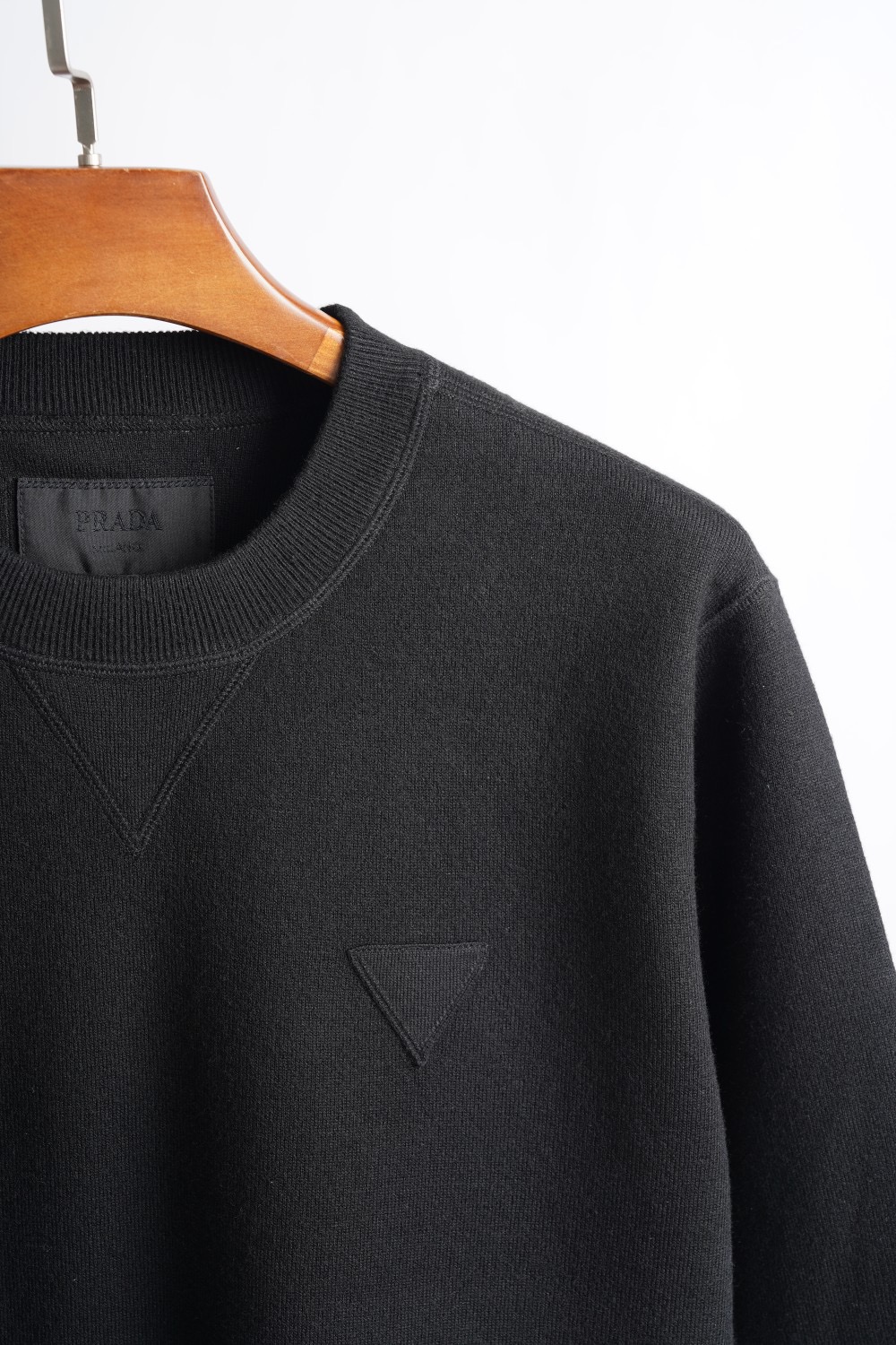 Свитер мужской в стиле Prada Wool Crewneck из плотной шерсти чёрного цвета