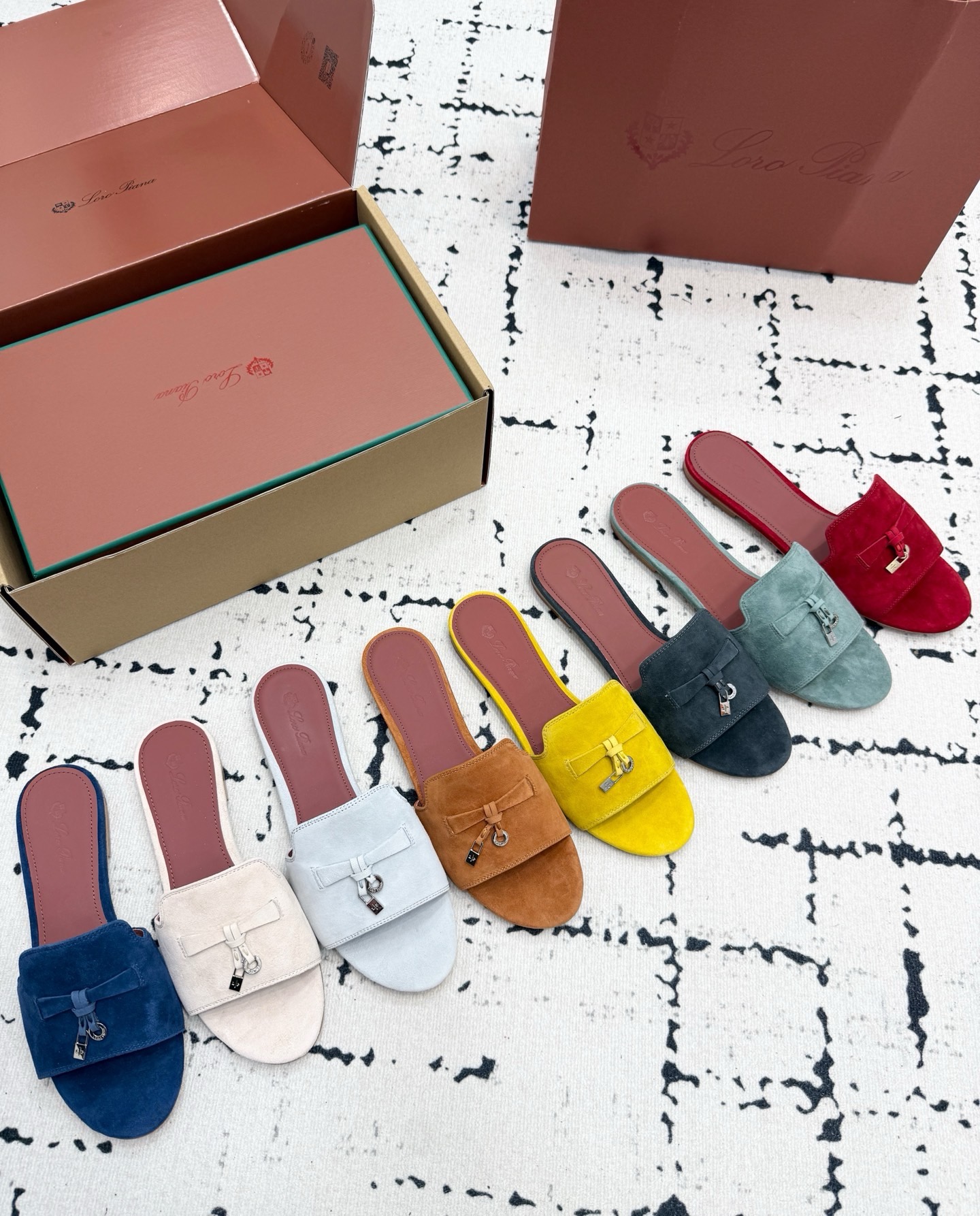 Шлепанцы женские в стиле Loro Piana My Charms из натуральной замши молочного цвета
