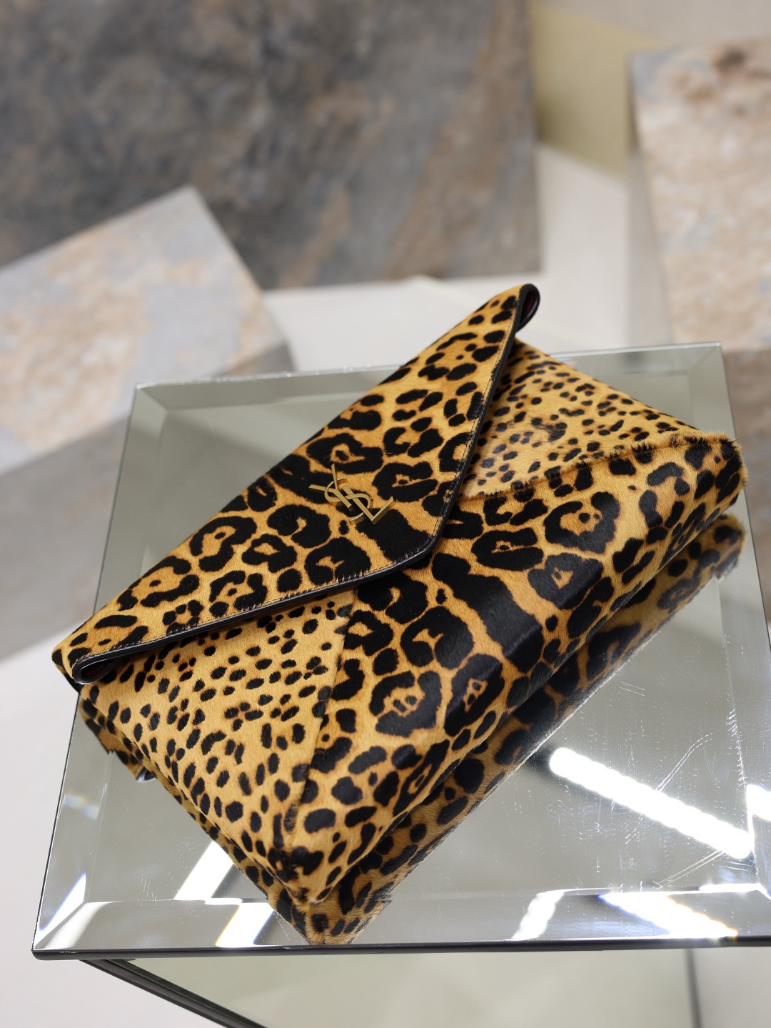 Сумка женская Saint Laurent Envelope леопардового цвета