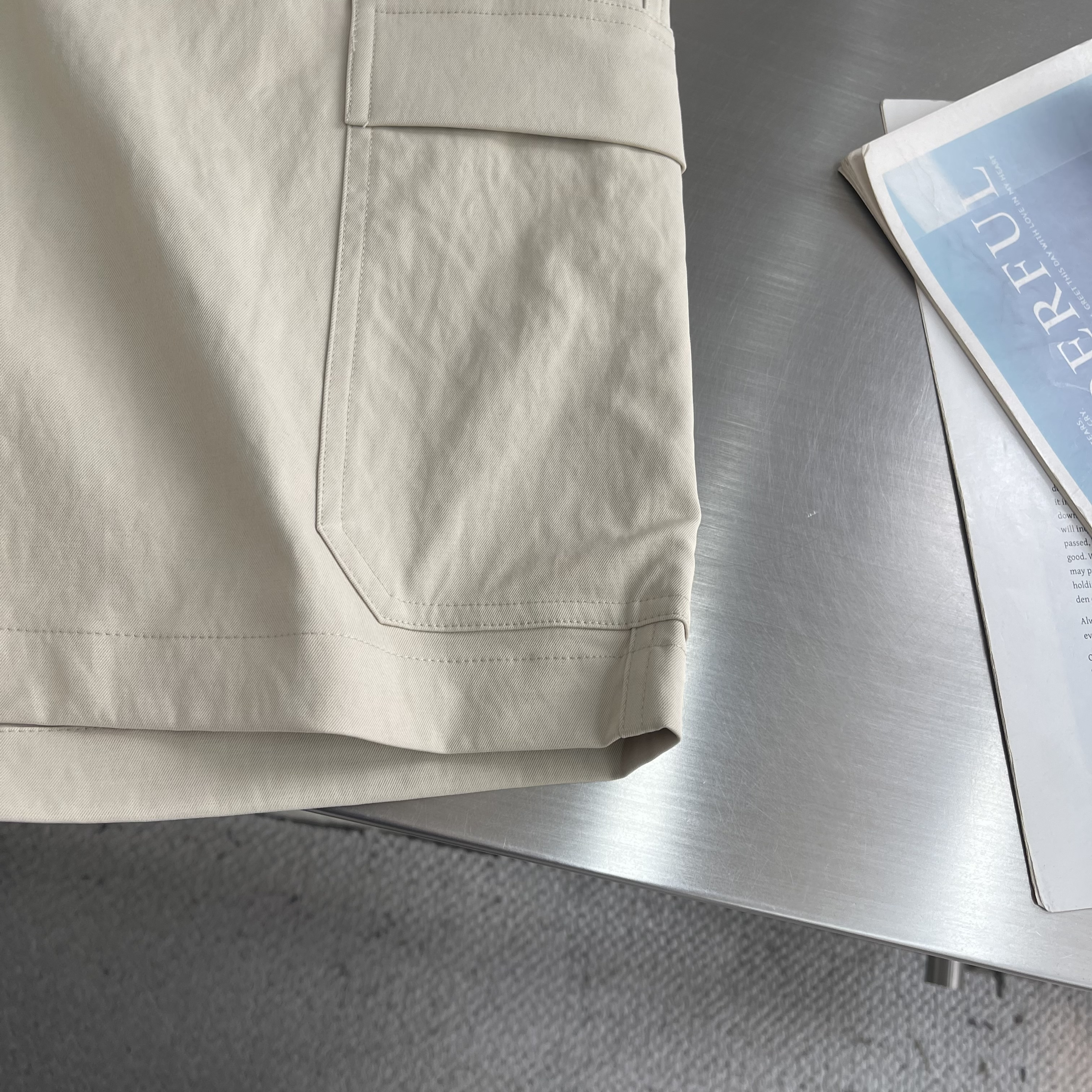 Шорты мужские в стиле Dior бежевого цвета карго с накладными карманами