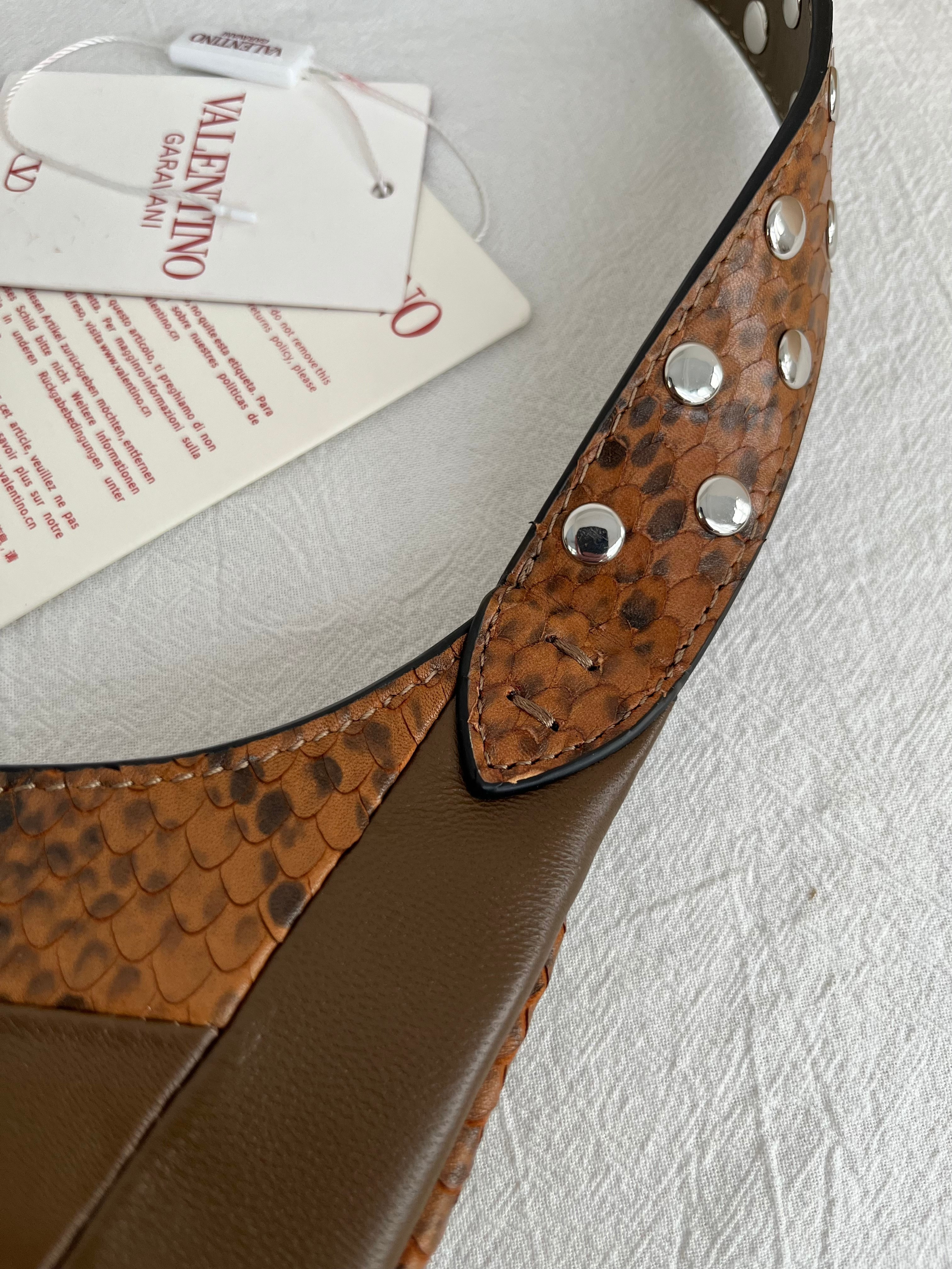 Сумка женская в стиле Valentino Garavani Hoboho Hobo коричневого цвета с фактурной отделкой(28 cм)