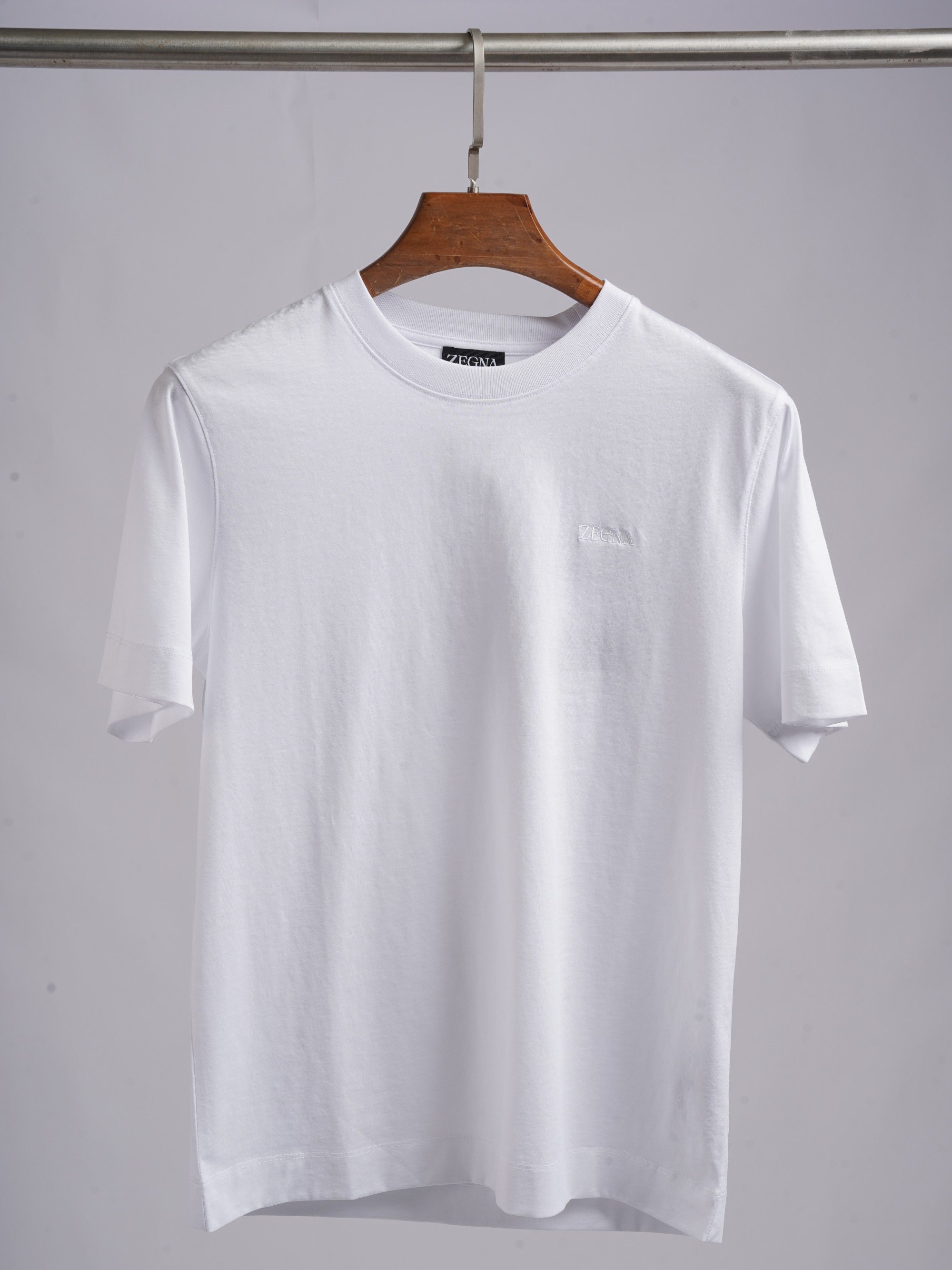 Футболка мужская в стиле Zegna из хлопка с вышивкой в тон чёрного цвета