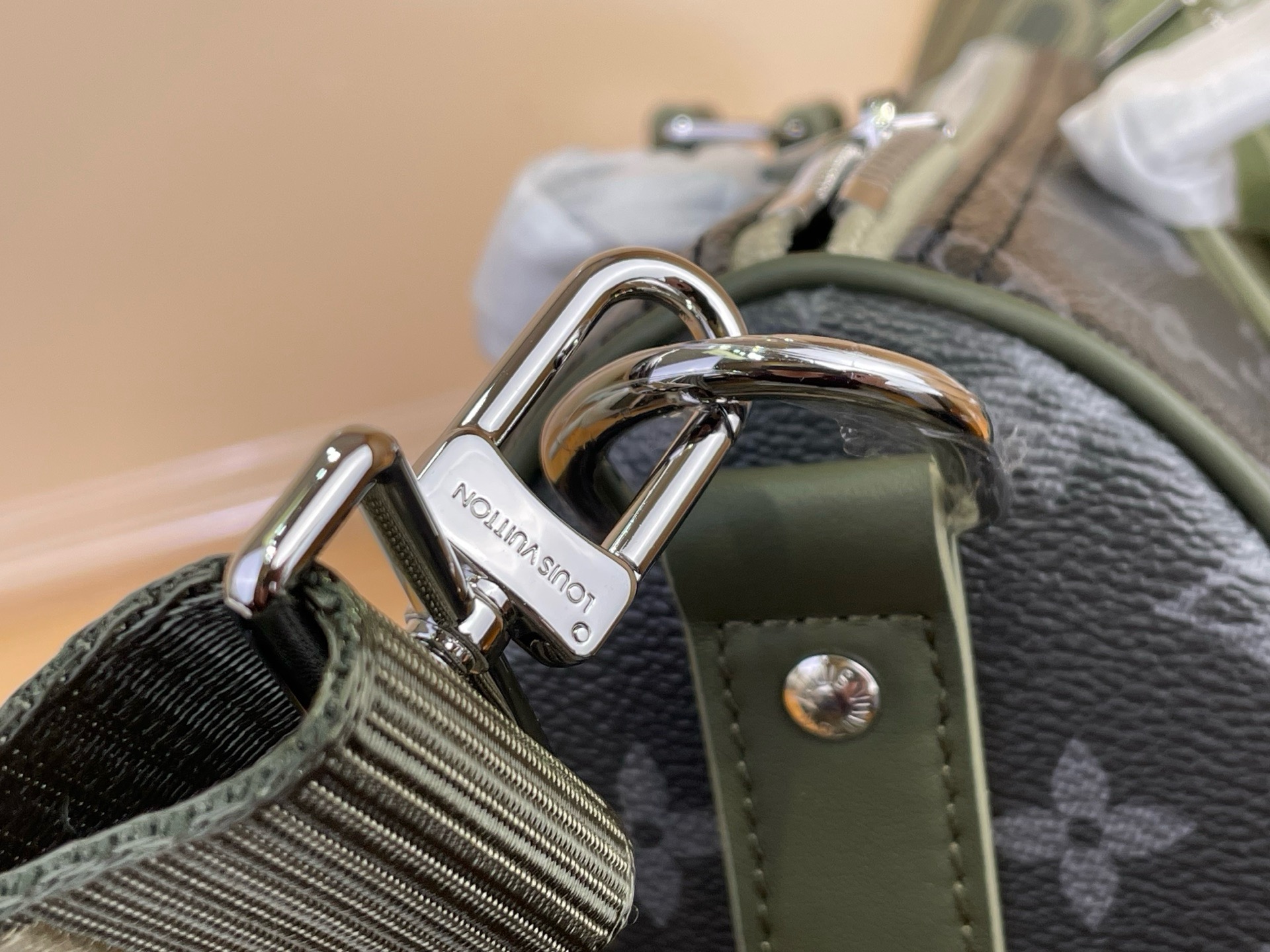 Сумка мужская Louis Vuitton Keepall Bandoulière 25 чёрно-зелёного цвета
