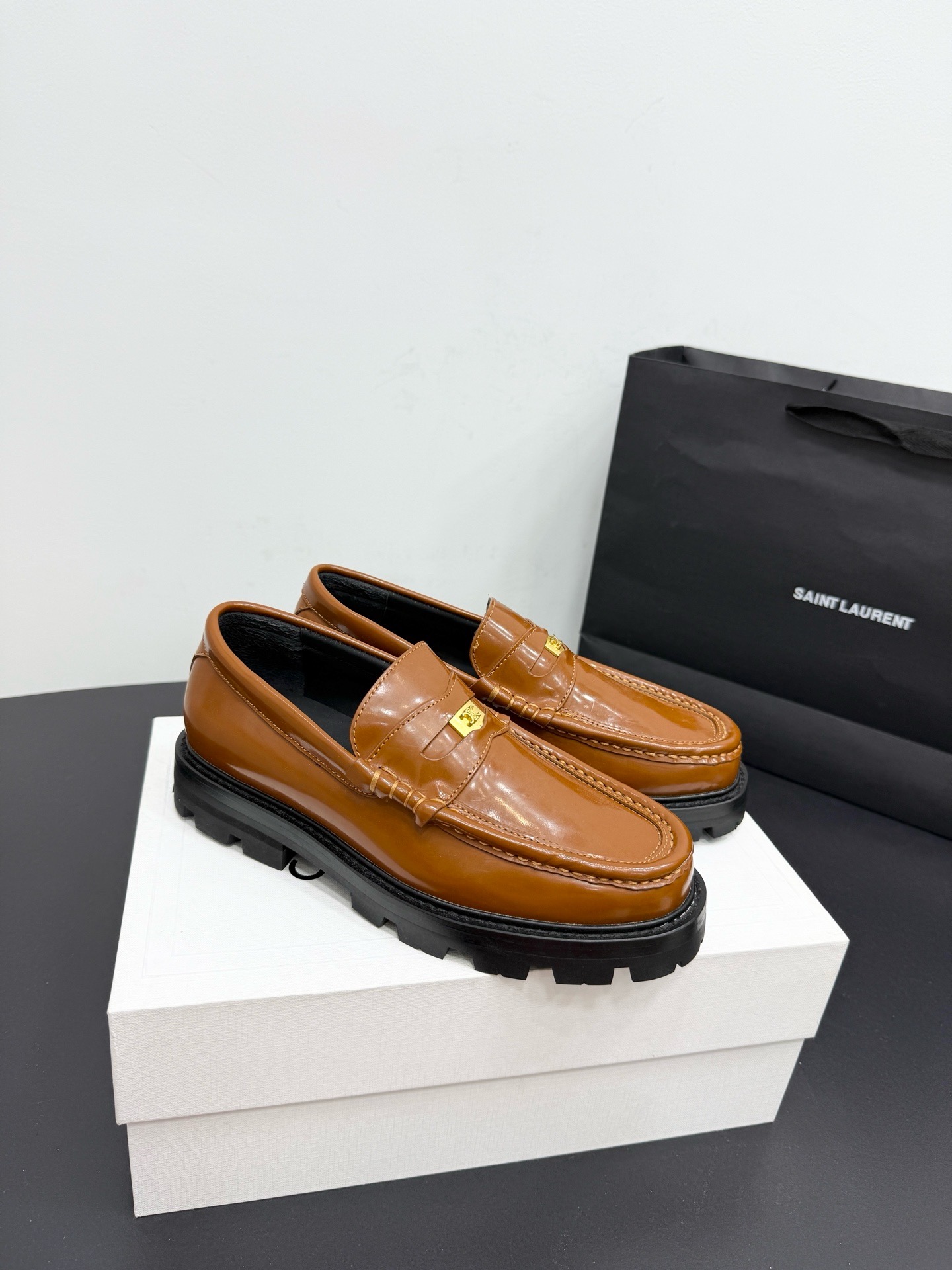 Лоферы женские Celine Triomphe из натуральной кожи коричневого цвета
